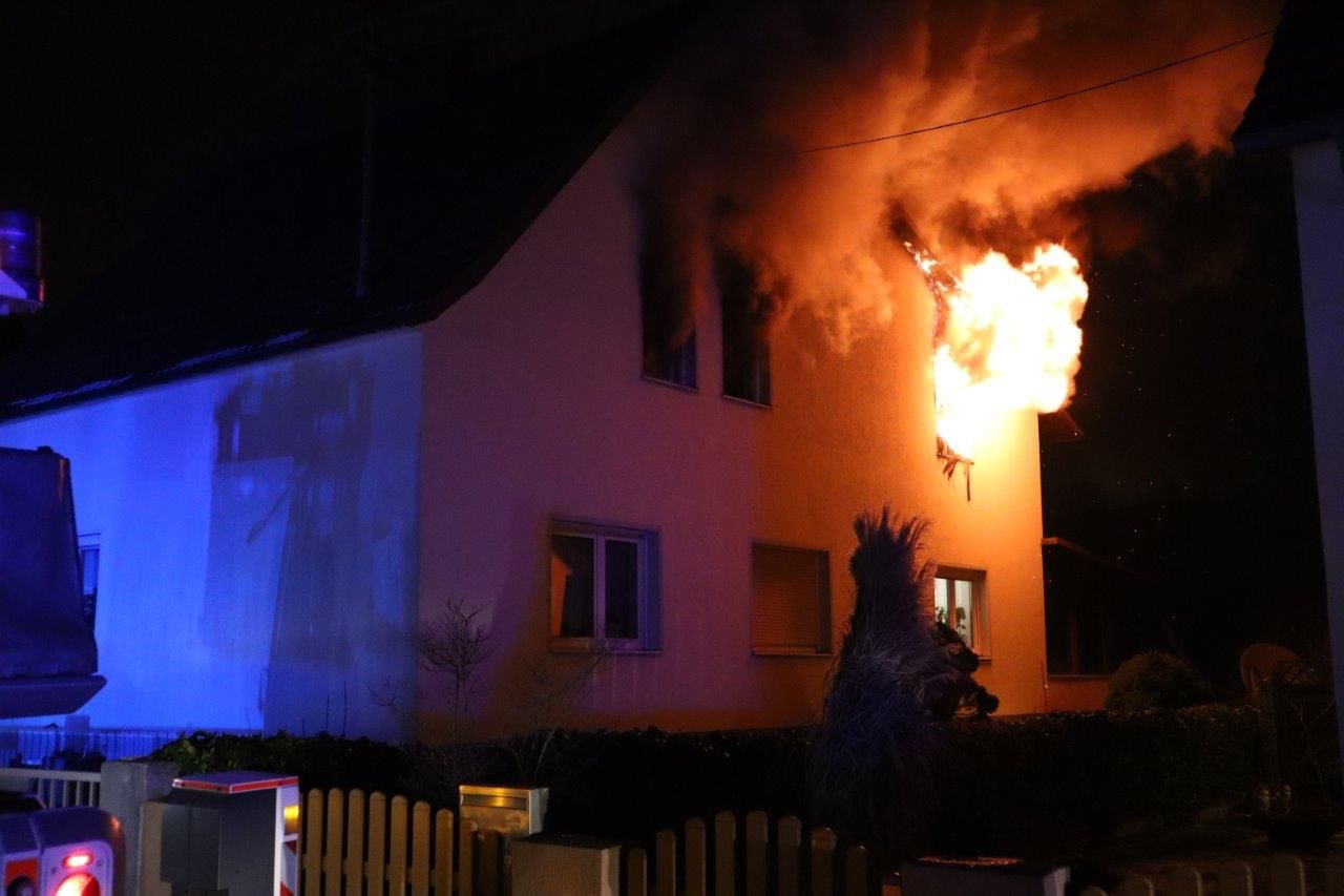 In einem Linzer Einfamilienhaus fing es zu brennen an. Rund vier Stunden war die Feuerwehr im Einsatz.