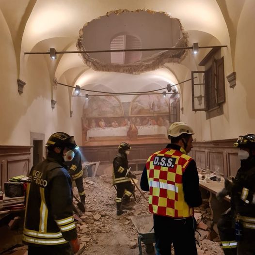In einem ehemaligen Kloster ist ein Dachboden eingestürzt. Die Gäste waren am Tanzen, als die Decke auf sie fiel.