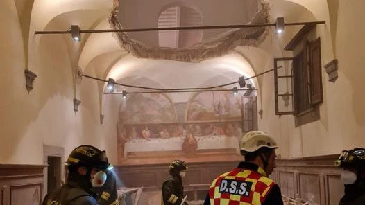 In einem ehemaligen Kloster ist ein Dachboden eingestürzt. Die Gäste waren am Tanzen, als die Decke auf sie fiel.