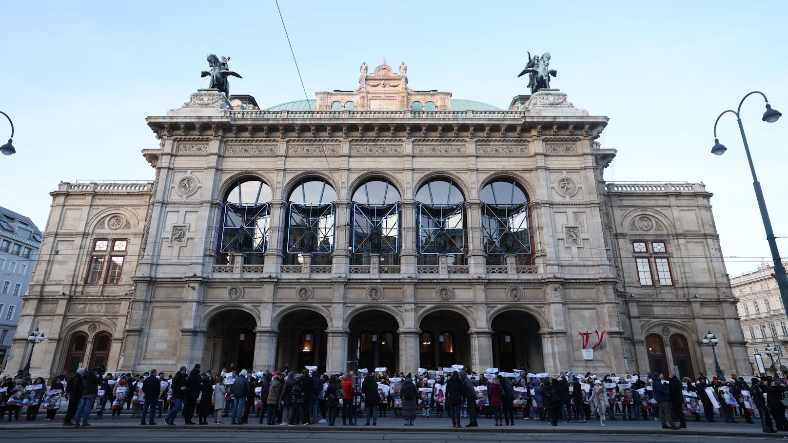 Rund 150 Menschen demonstrierten am Sonntag vor der Wiener Staatsoper für die Freilassung der Hamas-Geiseln.