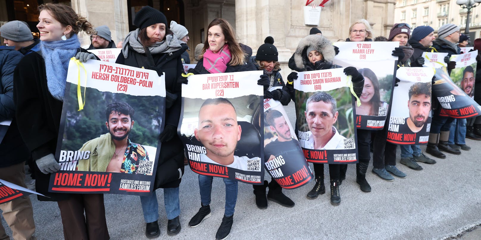 Rund 150 Menschen demonstrierten am Sonntag vor der Wiener Staatsoper für die Freilassung der Hamas-Geiseln. Unter den Teilnehmern: die Wienerin Marianna (rosa Schal). Ihr Neffe Bar Kupershtein (22) ist eine der Hamas-Geiseln.