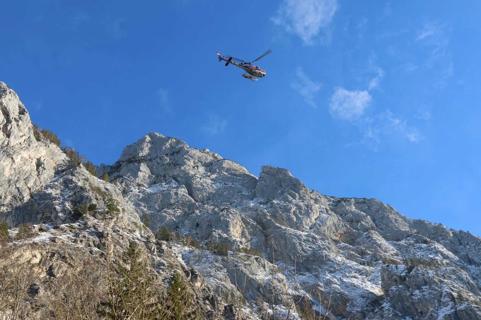 In Oberösterreich starben zwei Alpinisten, die von einer kleinen Lawine aus der Kletterwand gerissen wurden.