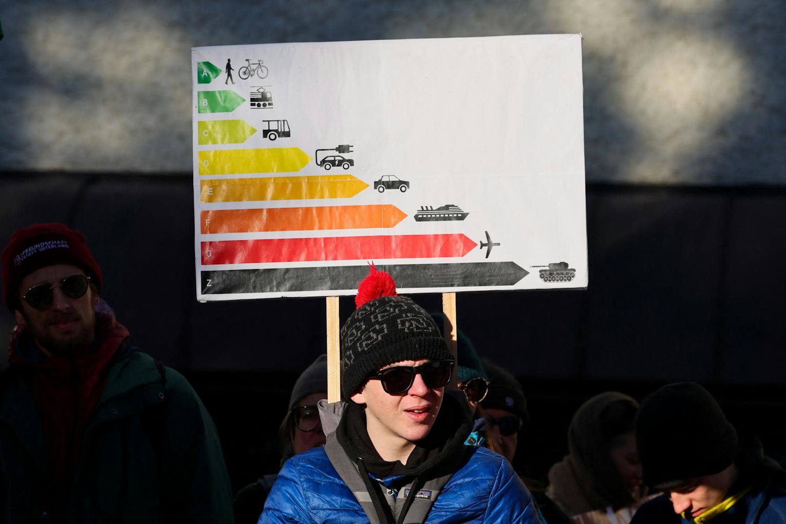 Klimaaktivisten und Demonstranten, die gegen das Weltwirtschaftsforum (WEF) demonstrieren, nehmen an einem Protest vor der Eröffnung des WEF-Jahrestreffens in Davos, teil.