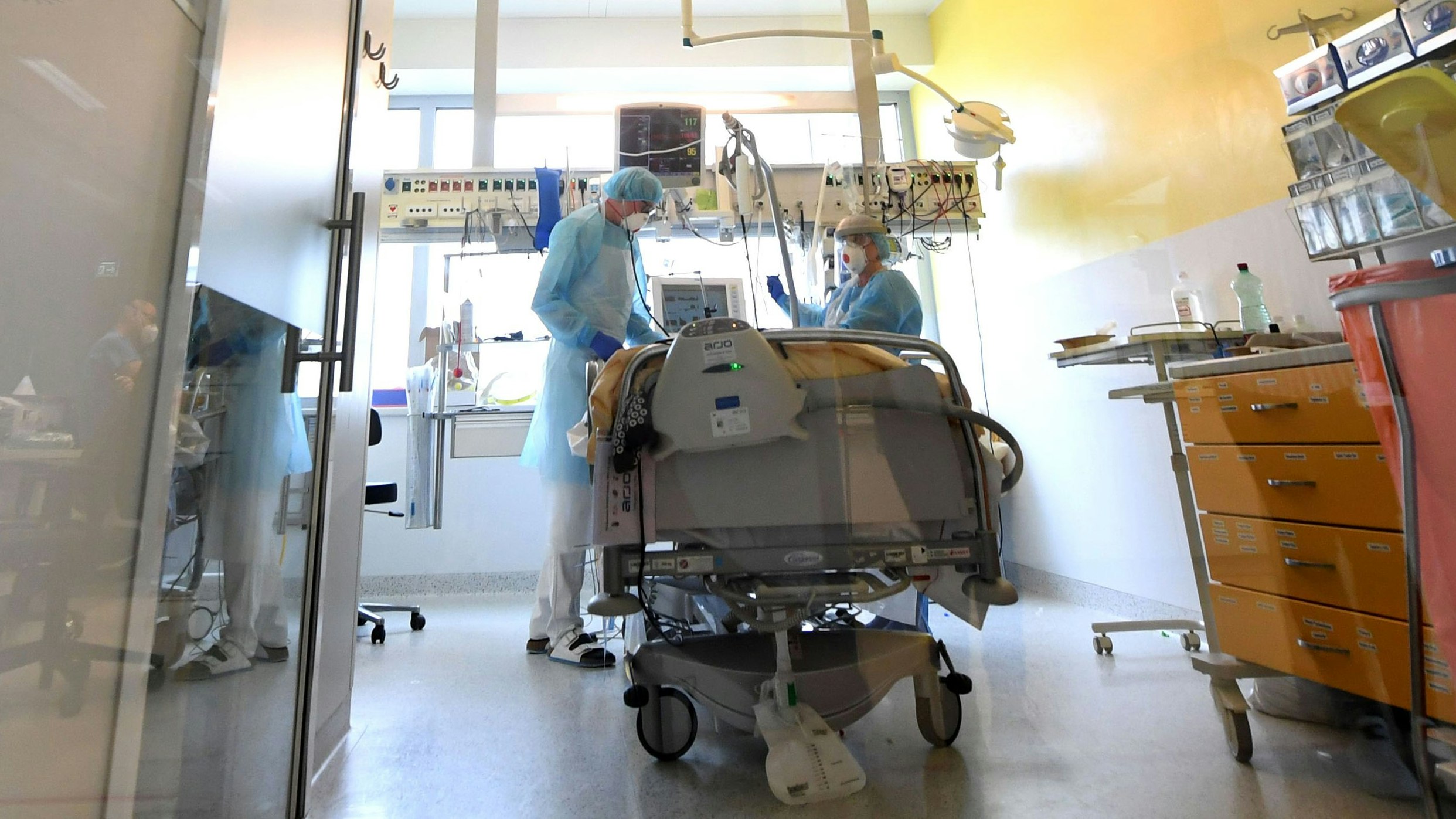 Download von www.picturedesk.com am 15.01.2024 (15:13).  ABD0082_20210412 - TULLN - ÖSTERREICH: ++ THEMENBILD ++ ZU APA0223 VOM 12.4.2021 - Illustration zum Thema Corona: Intensivstation / Covid-Station / Intensivbetten. Im Bild: Ein Patient auf der Intensivstation des Universitätsklinikums Tulln aufgenommen am Montag, 12. April 2021. - FOTO: APA/HELMUT FOHRINGER - 20210412_PD2806 - Rechteinfo: Rights Managed (RM)