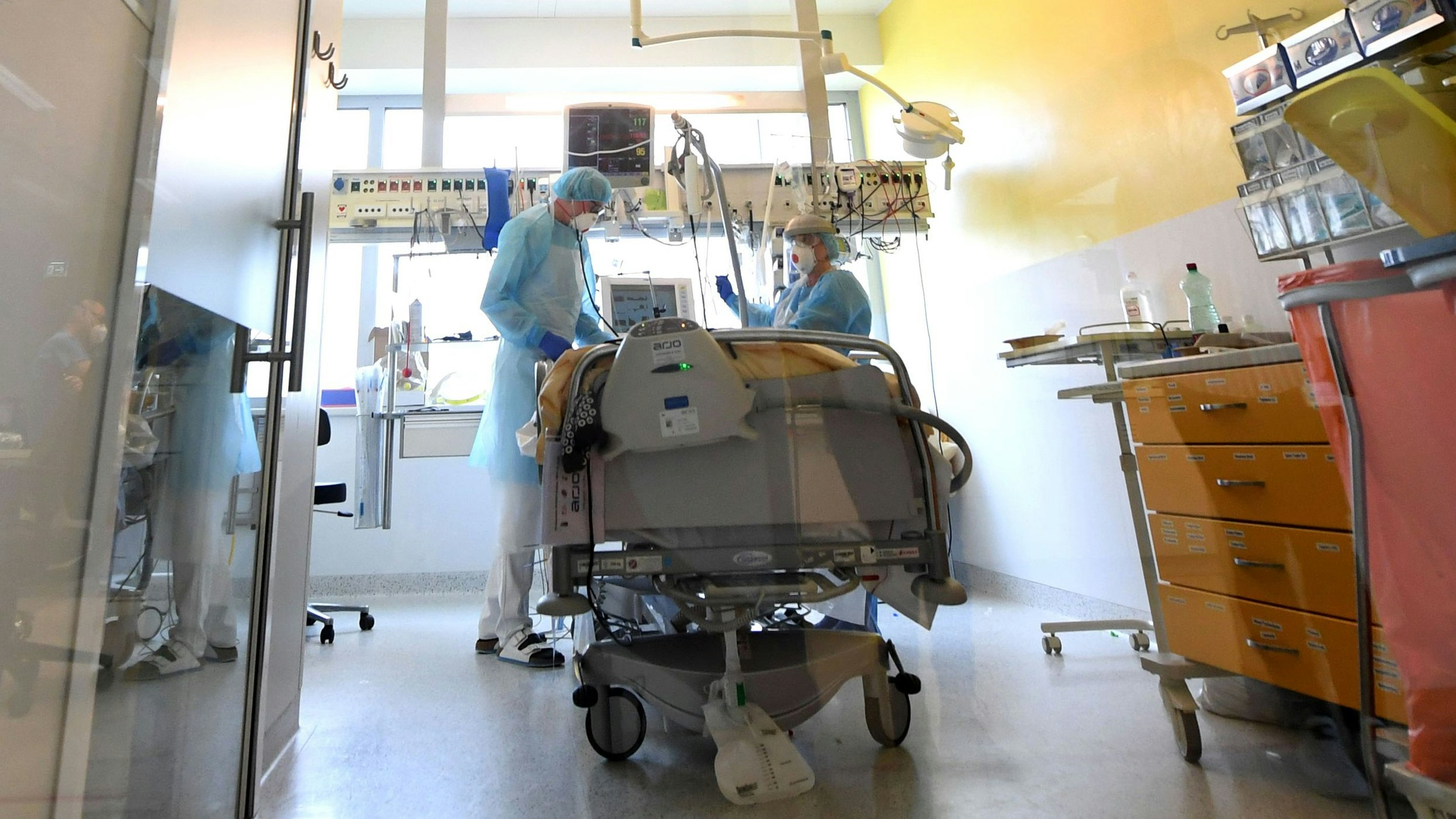 Download von www.picturedesk.com am 15.01.2024 (15:13).  ABD0082_20210412 - TULLN - ÖSTERREICH: ++ THEMENBILD ++ ZU APA0223 VOM 12.4.2021 - Illustration zum Thema Corona: Intensivstation / Covid-Station / Intensivbetten. Im Bild: Ein Patient auf der Intensivstation des Universitätsklinikums Tulln aufgenommen am Montag, 12. April 2021. - FOTO: APA/HELMUT FOHRINGER - 20210412_PD2806 - Rechteinfo: Rights Managed (RM)