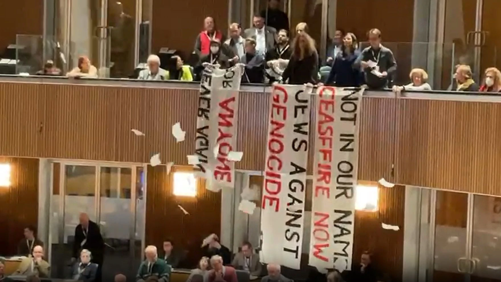 "Stoppt Genozid" – Wirbel bei Störaktion in Parlament