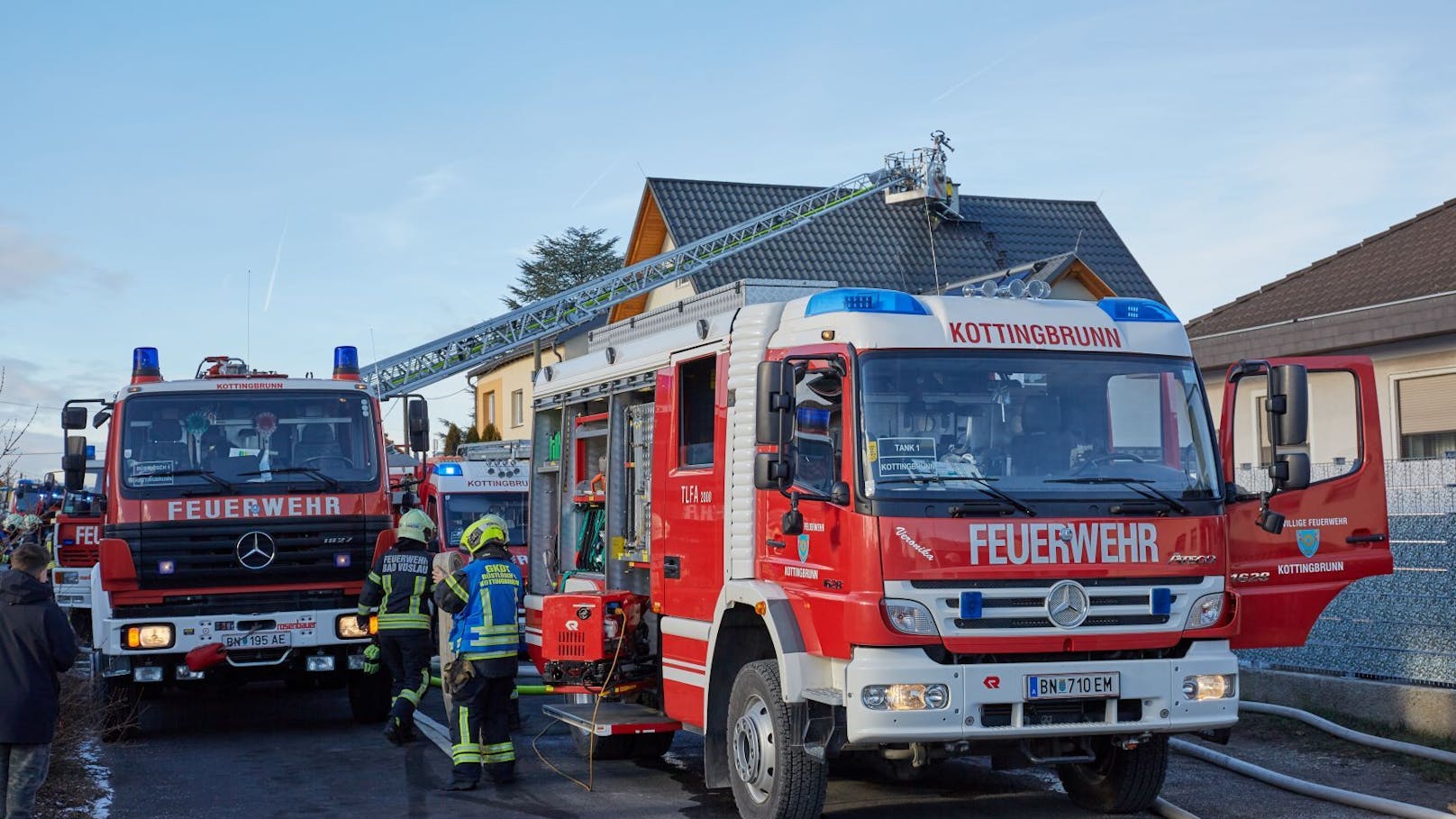 Brand in Einfamilienhaus – Feuerwehr rettet Bewohner