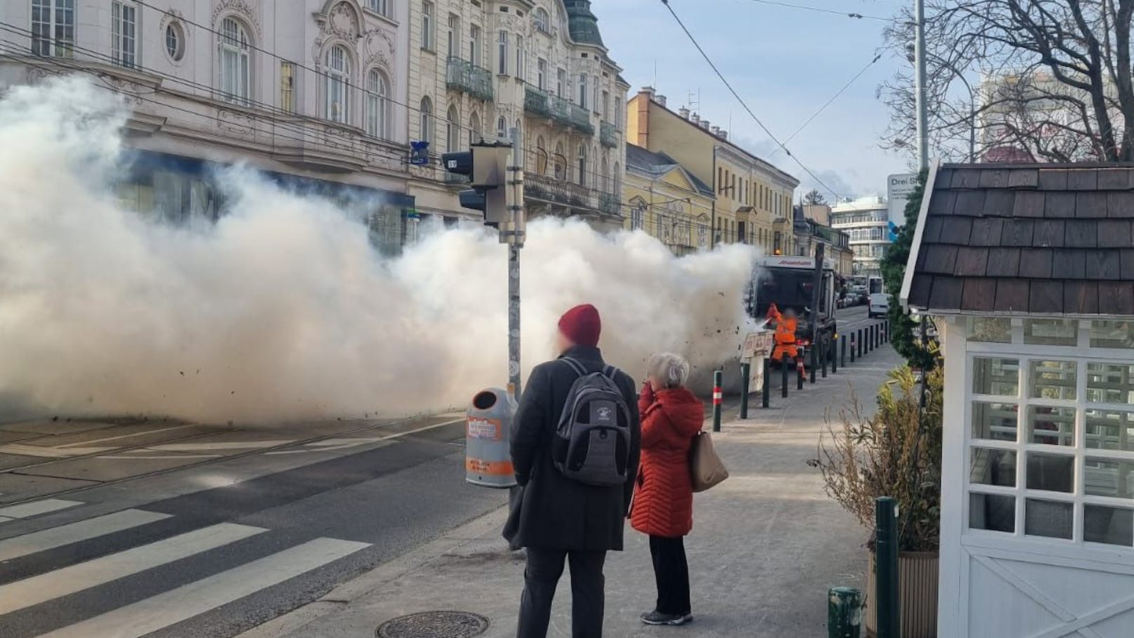 Riesige Rauchsäule über Wien – Video zeigt Löscheinsatz