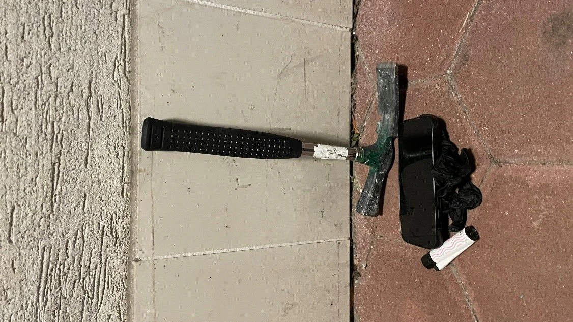 Der Beschuldigte hielt in seiner Hand einen Hammer.