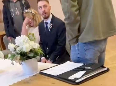 Der Moment der Festnahme: Das Brautpaar ist total im Schock, nachdem die Beamten am Standesamt angerückt waren.