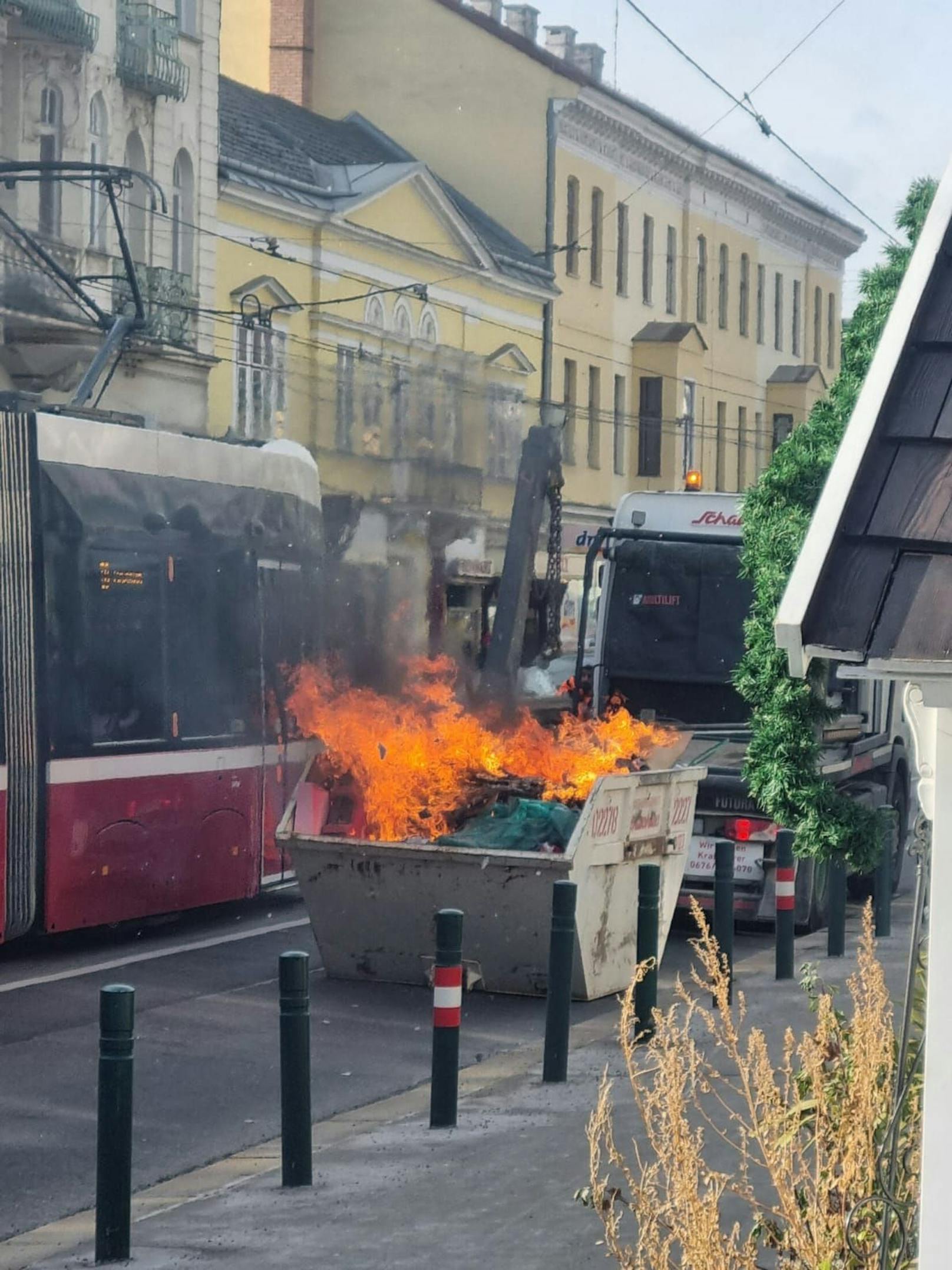 Feuer-Alarm am Montagmittag mitten in Wien-Hietzing