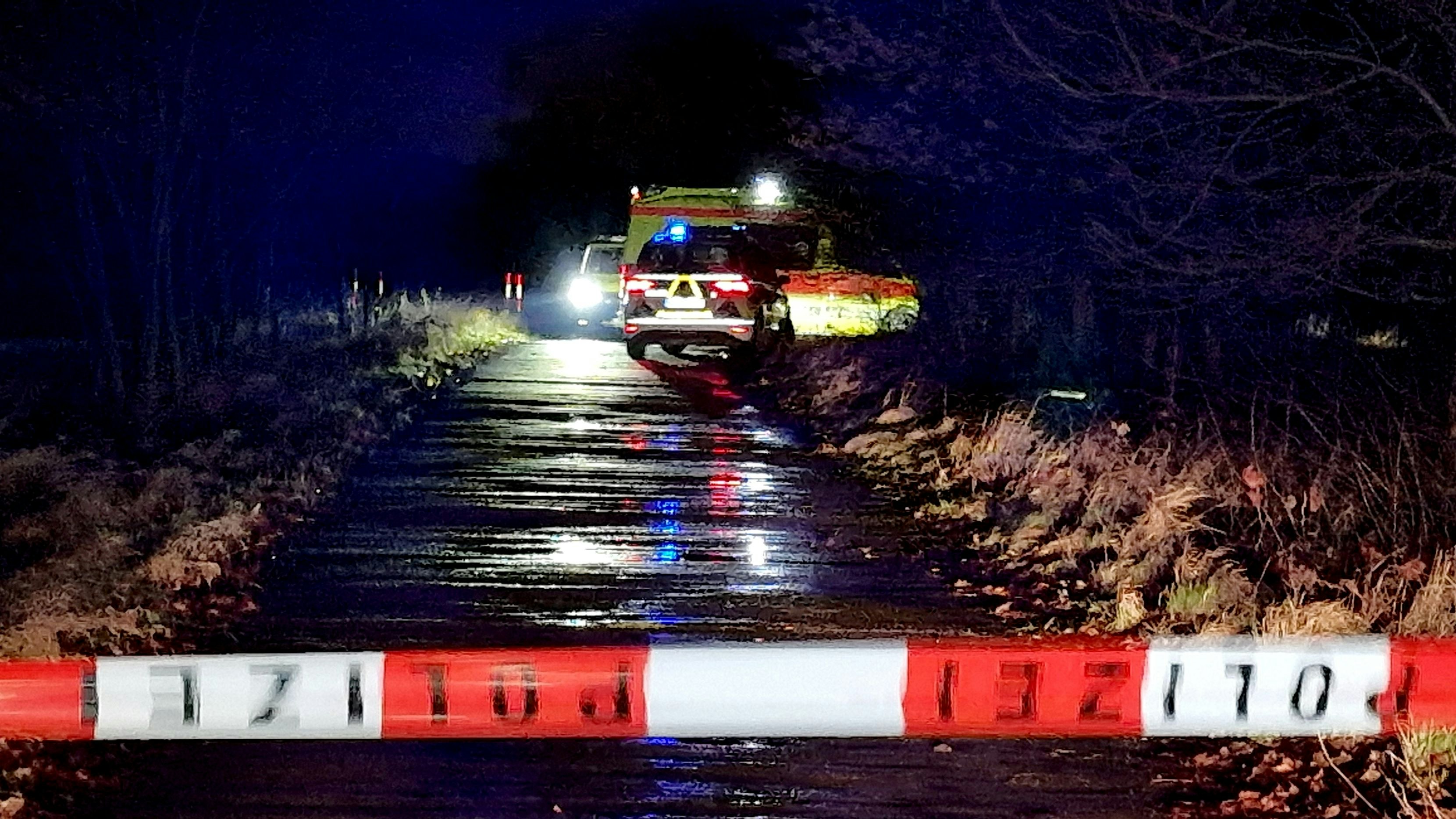 Download von www.picturedesk.com am 15.01.2024 (09:32).  15 January 2024, Brandenburg, Mittenwalde: Police and paramedics are on duty at a crime scene. A dead toddler was discovered in a car in Mittenwalde (Dahme-Spreewald district) on Monday night. A police spokesman told the German Press Agency on Monday morning. Photo: Cevin Dettlaff/dpa - 20240115_PD1363 - Rechteinfo: Rights Managed (RM)