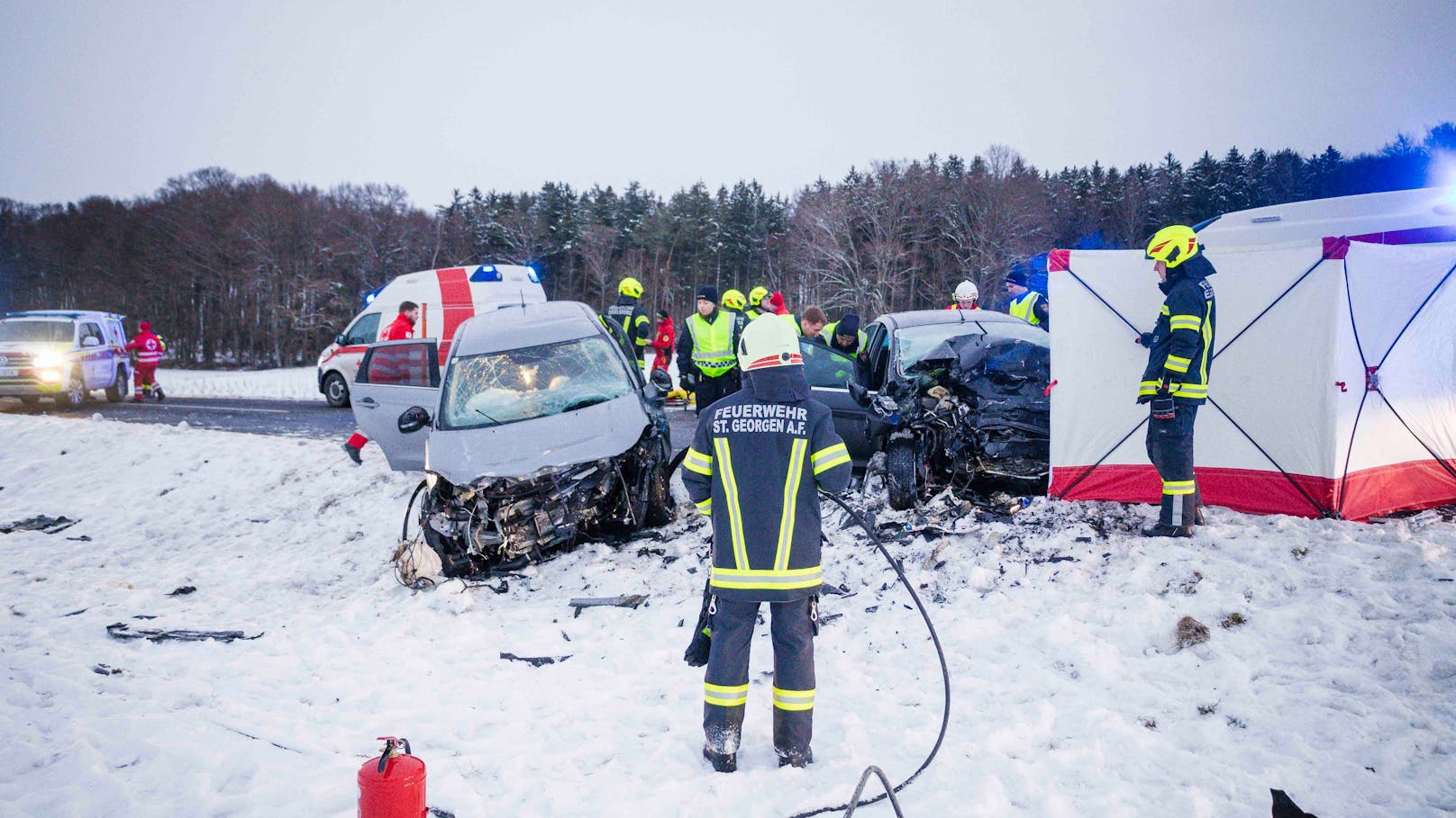 Im Gemeindegebiet von Eggelsberg (Bezirk Braunau am Inn) kam es am Montagnachmittag zu einem tödlichen Verkehrsunfall. Ein Lenker erlag noch an der Unfallstelle.