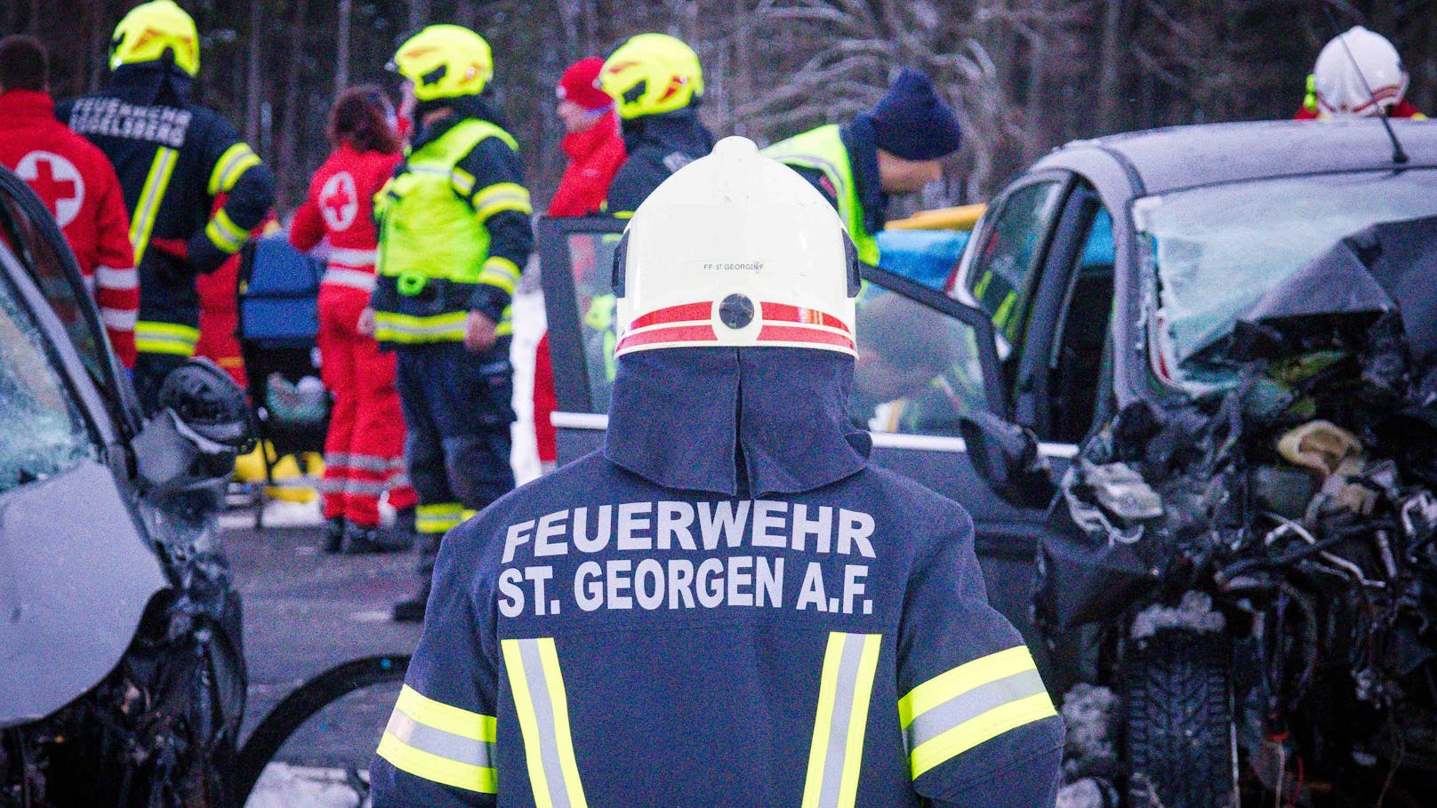 Im Gemeindegebiet von Eggelsberg (Bezirk Braunau am Inn) kam es am Montagnachmittag zu einem tödlichen Verkehrsunfall. Ein Lenker erlag noch an der Unfallstelle.