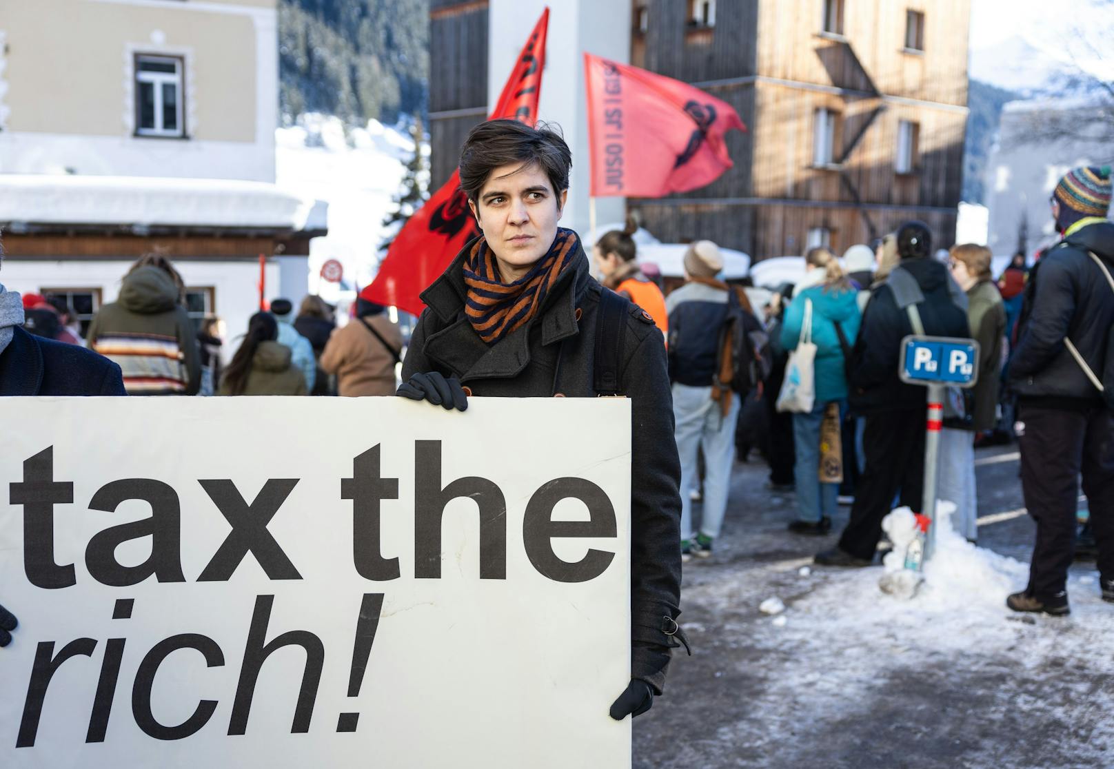 "Tax the rich!" Millionen-Erbin Marlene Engelholm, die derzeit ihr 25 Mio.-Erbe verteilt, demonstriert in Davos für die stärkere Besteuerung der Reichen. 