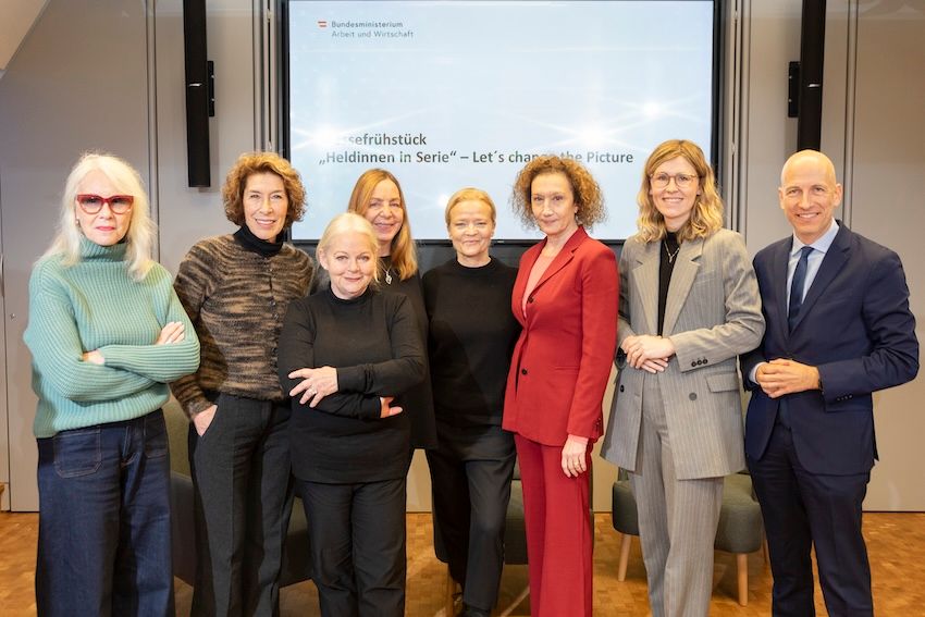 vlnr.: Michaela Rosen, Adele Neuhauser, Brigitte Kren, Susi Stach, Michou Friesz, Michaela Rosen, Konstanze Breitebner, Generalsekretärin Eva Landrichtinger, Bundesminister Martin Kocher