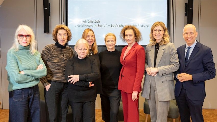 vlnr.: Michaela Rosen, Adele Neuhauser, Brigitte Kren, Susi Stach, Michou Friesz, Michaela Rosen, Konstanze Breitebner, Generalsekretärin Eva Landrichtinger, Bundesminister Martin Kocher