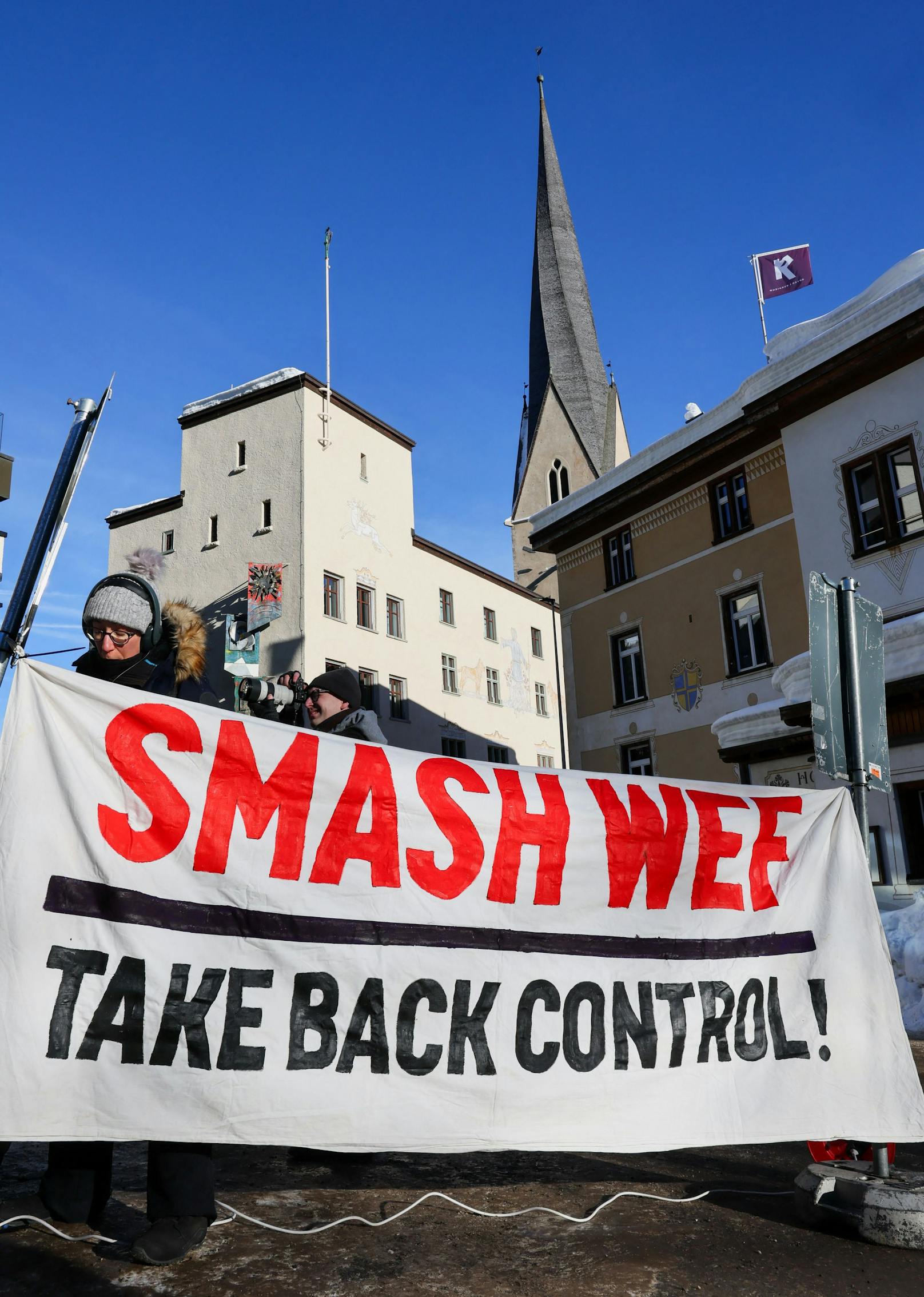 Klimaaktivisten und Demonstranten, die gegen das Weltwirtschaftsforum (WEF) demonstrieren, nehmen an einem Protest vor der Eröffnung des WEF-Jahrestreffens in Davos, teil.