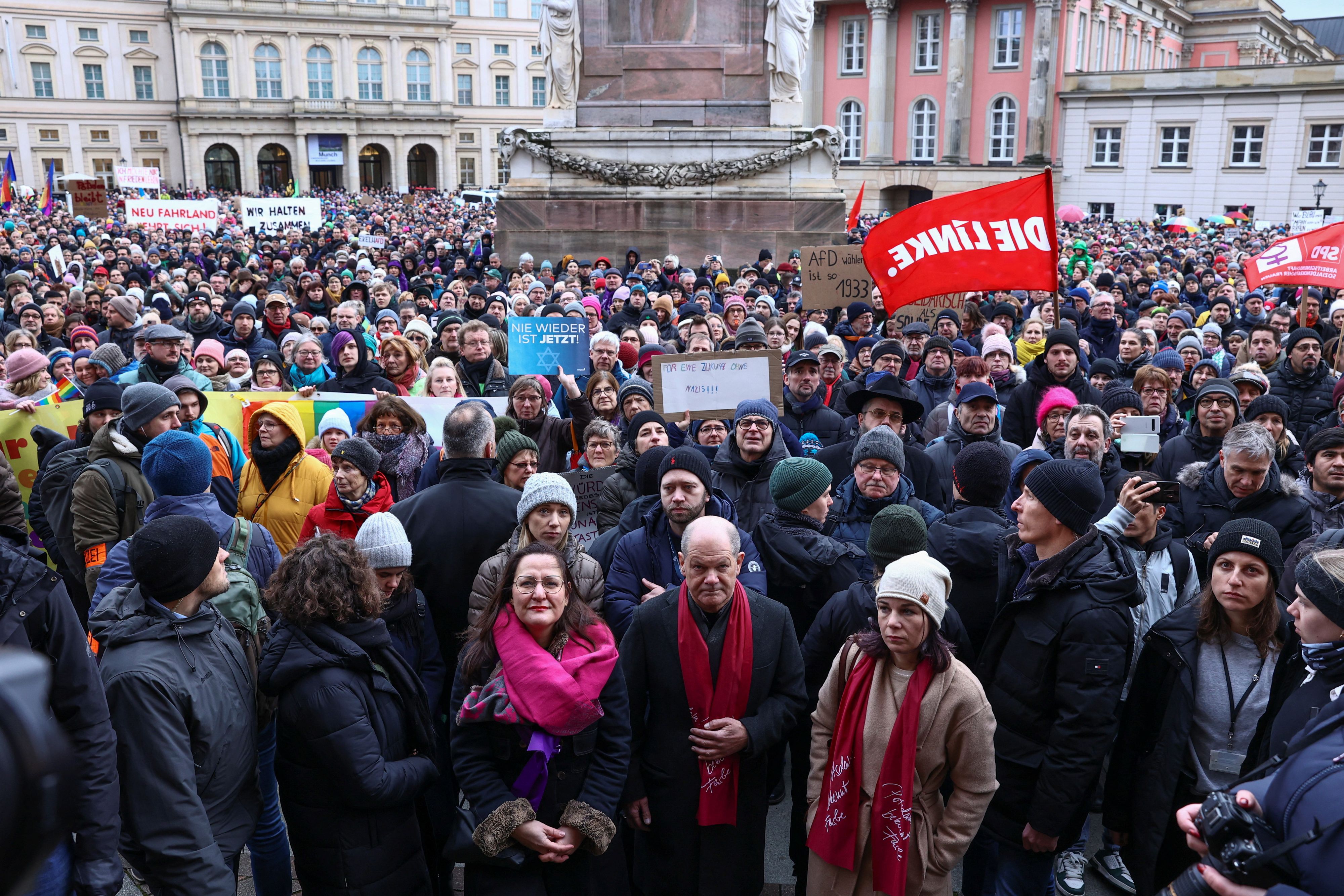 Scholz und Baerbock inmitten der Protestierenden 