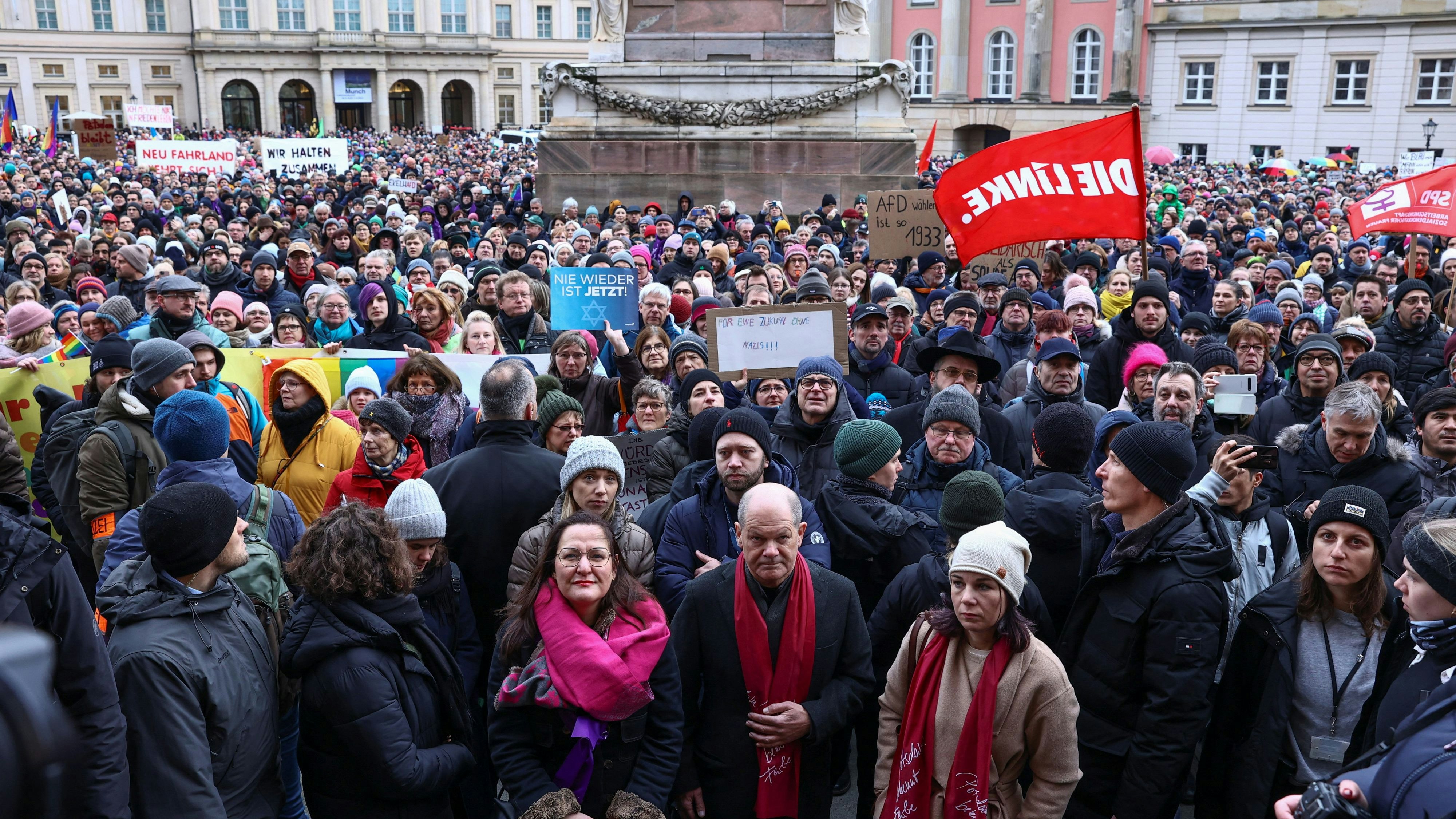 Scholz und Baerbock inmitten der Protestierenden 
