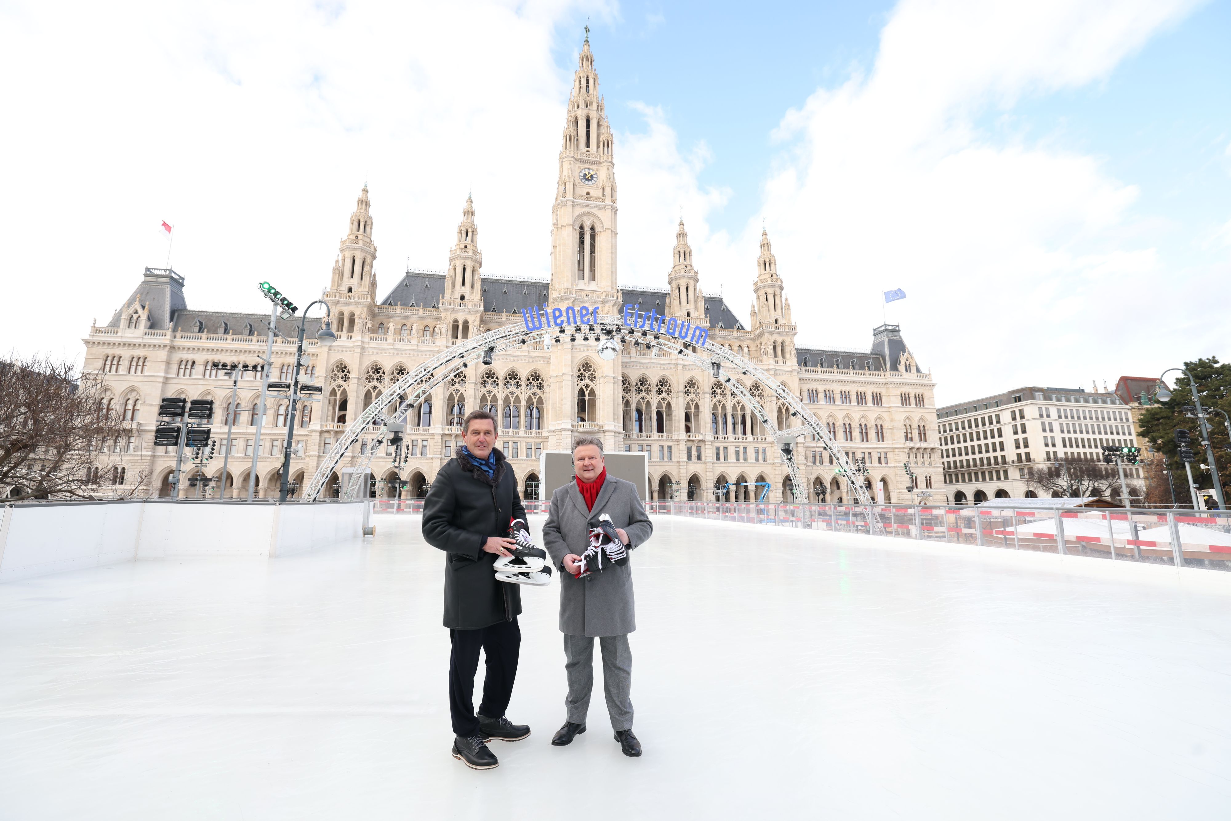 Wirtschaftsstadtrat Peter Hanke (SPÖ) und Bürgermeister Michael Ludwig (SPÖ) freuen sich auf die Eröffnung des Wiener Eistraums.