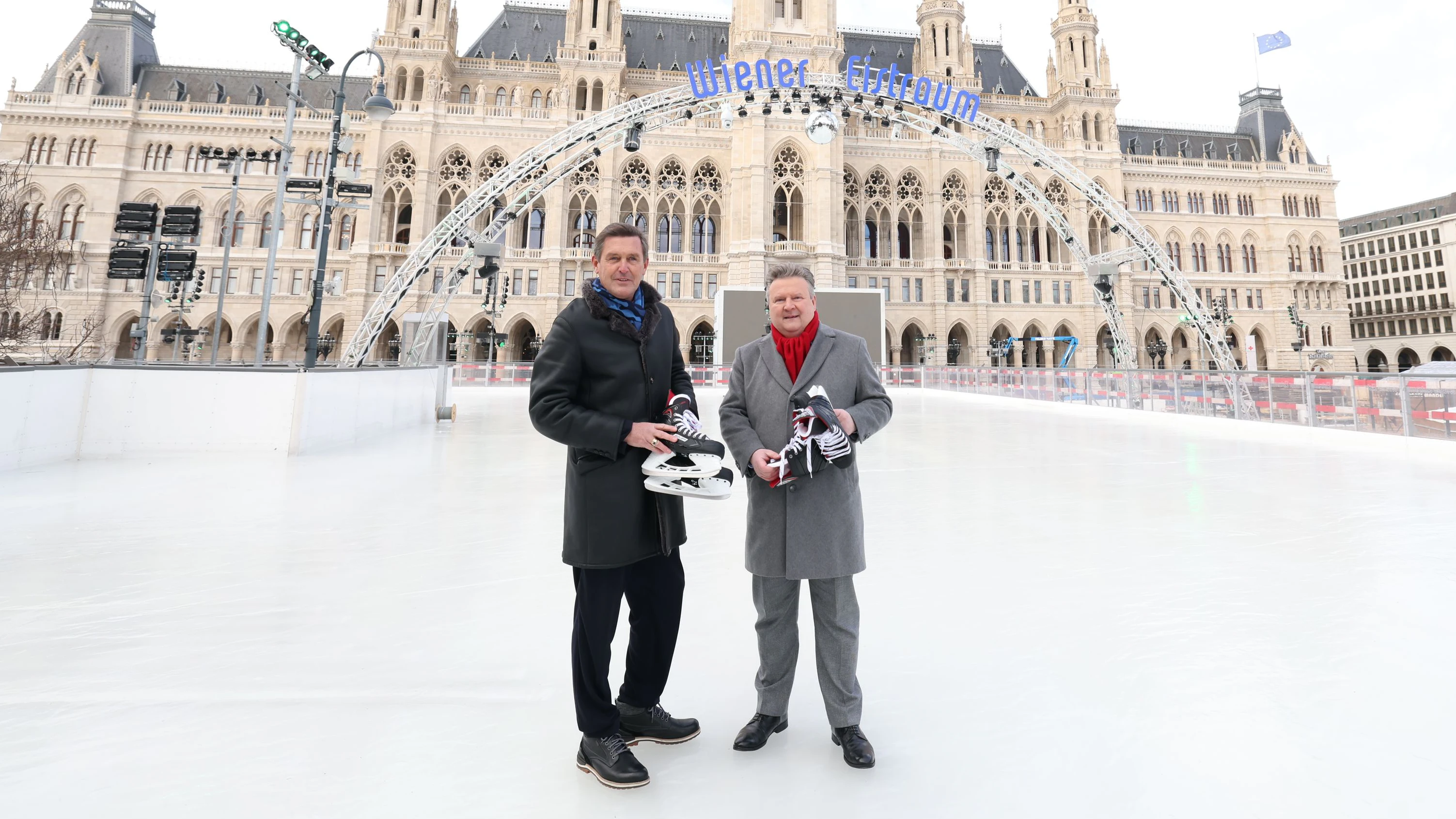 Wirtschaftsstadtrat Peter Hanke (SPÖ) und Bürgermeister Michael Ludwig (SPÖ) freuen sich auf die Eröffnung des Wiener Eistraums.