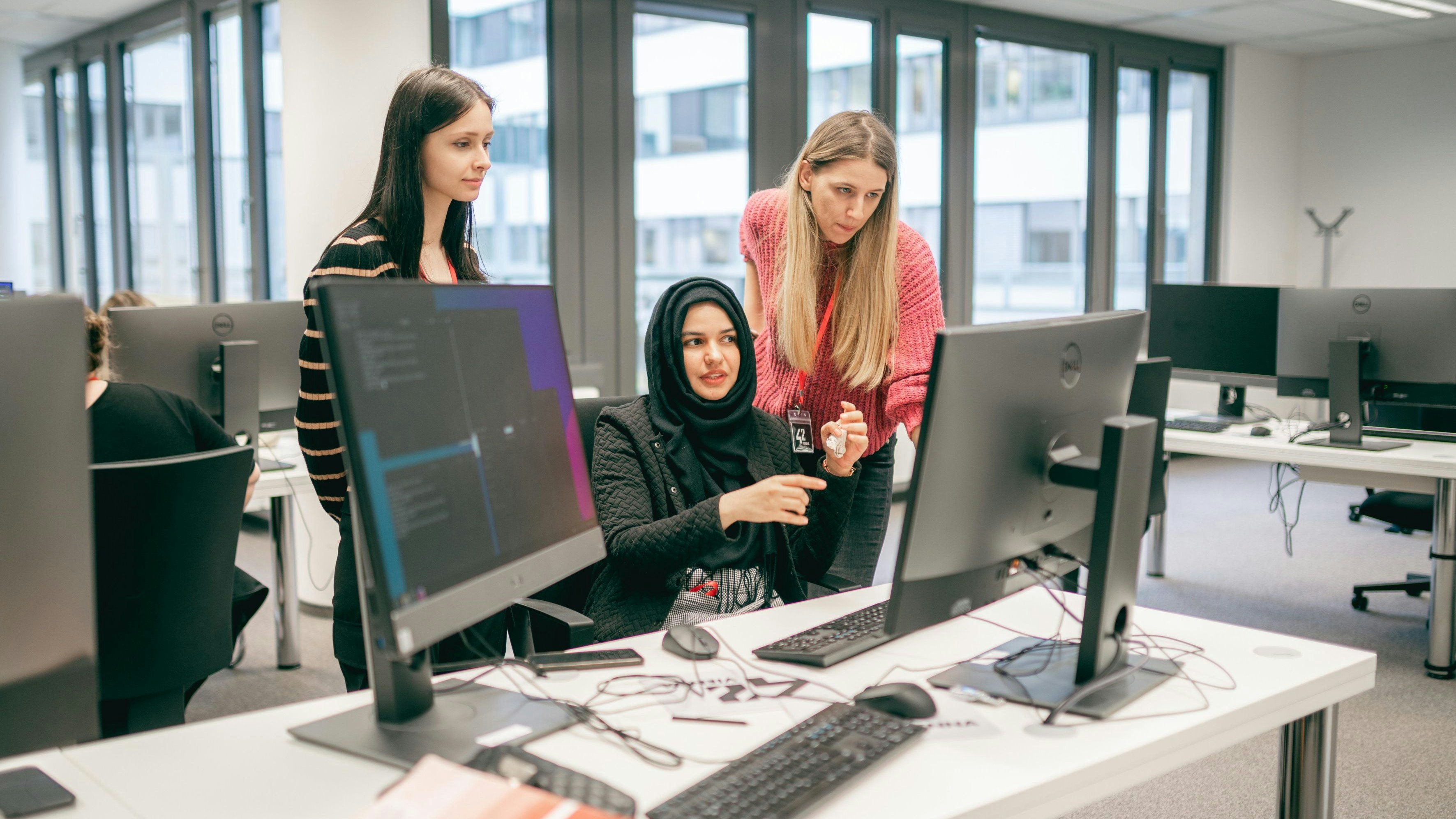 Ausbildung von IT-Fachkräften: karriere.at unterstützt gemeinnützige Programmierschule 42 Vienna.