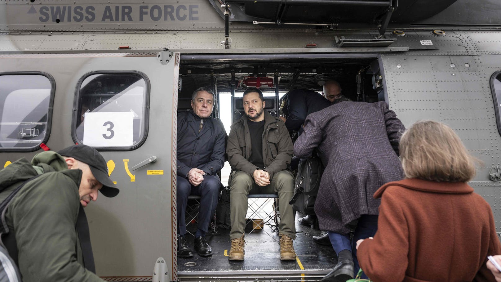 Mit einem Helikopter flogen der ukrainische Präsident Wolodomir Selenski und der Schweizer Außenminister Ignazio Cassis von Zürich nach Bern. 