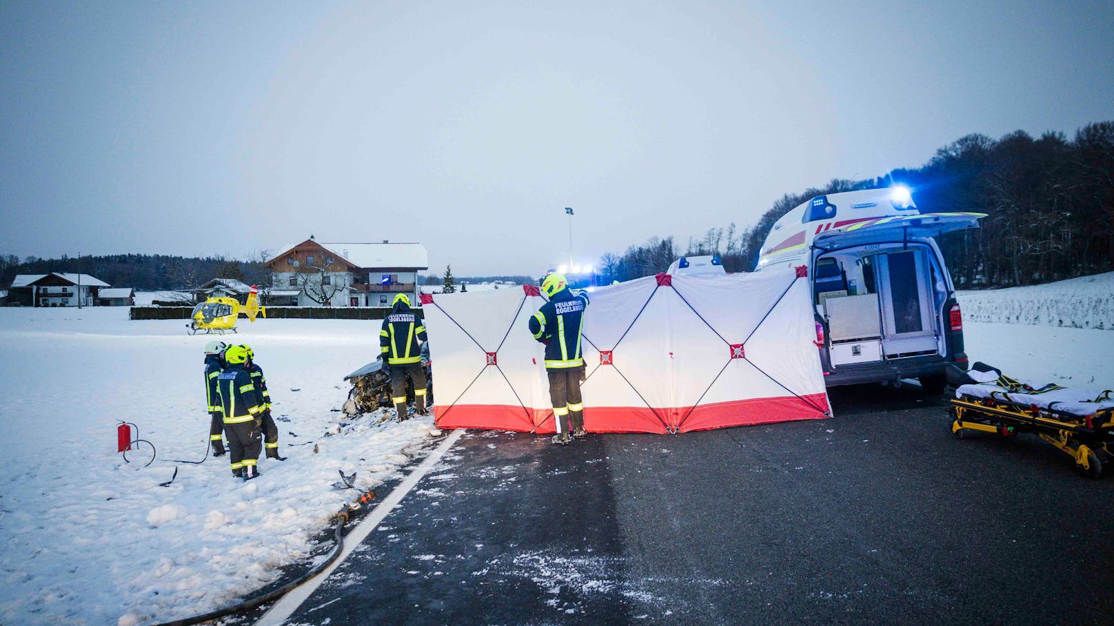 Im Gemeindegebiet von Eggelsberg (Bezirk Braunau am Inn) kam es am Montagnachmittag zu einem tödlichen Verkehrsunfall. Ein Lenker erlag noch an der Unfallstelle.