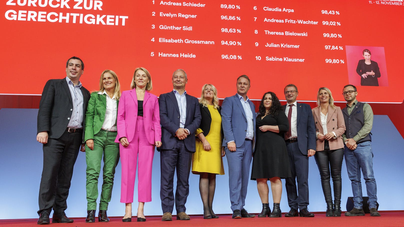 Die EU-Spitzenkandidaten Evelyn Regner (SPÖ), Andreas Schieder (SPÖ) und SPÖ Chef Andreas Babler mit weiteren Kandidatinnen und Kandidaten für die EU-Wahl während des SPÖ Bundesparteitags.