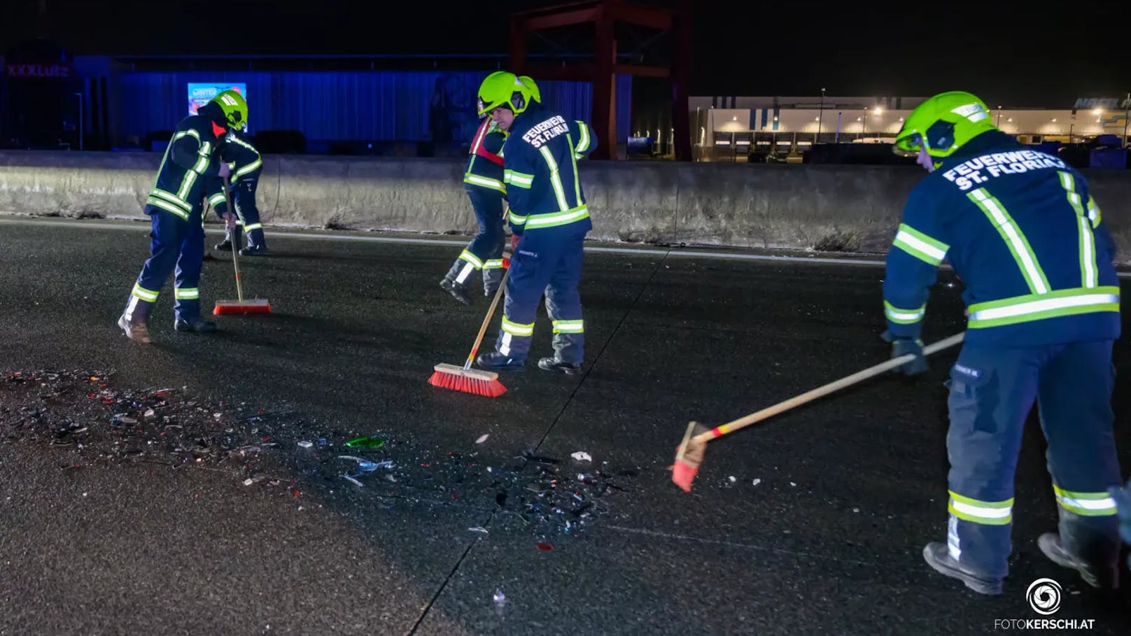 Ein Verkehrsunfall ereignete sich am Montag auf der Westautobahn zwischen dem Knoten Linz und Asten-St.Florian. Der Unfall führte zur Sperrung des ersten Fahrstreifens sowie des Pannenstreifens und verursachte einen Stau von rund vier Kilometern.