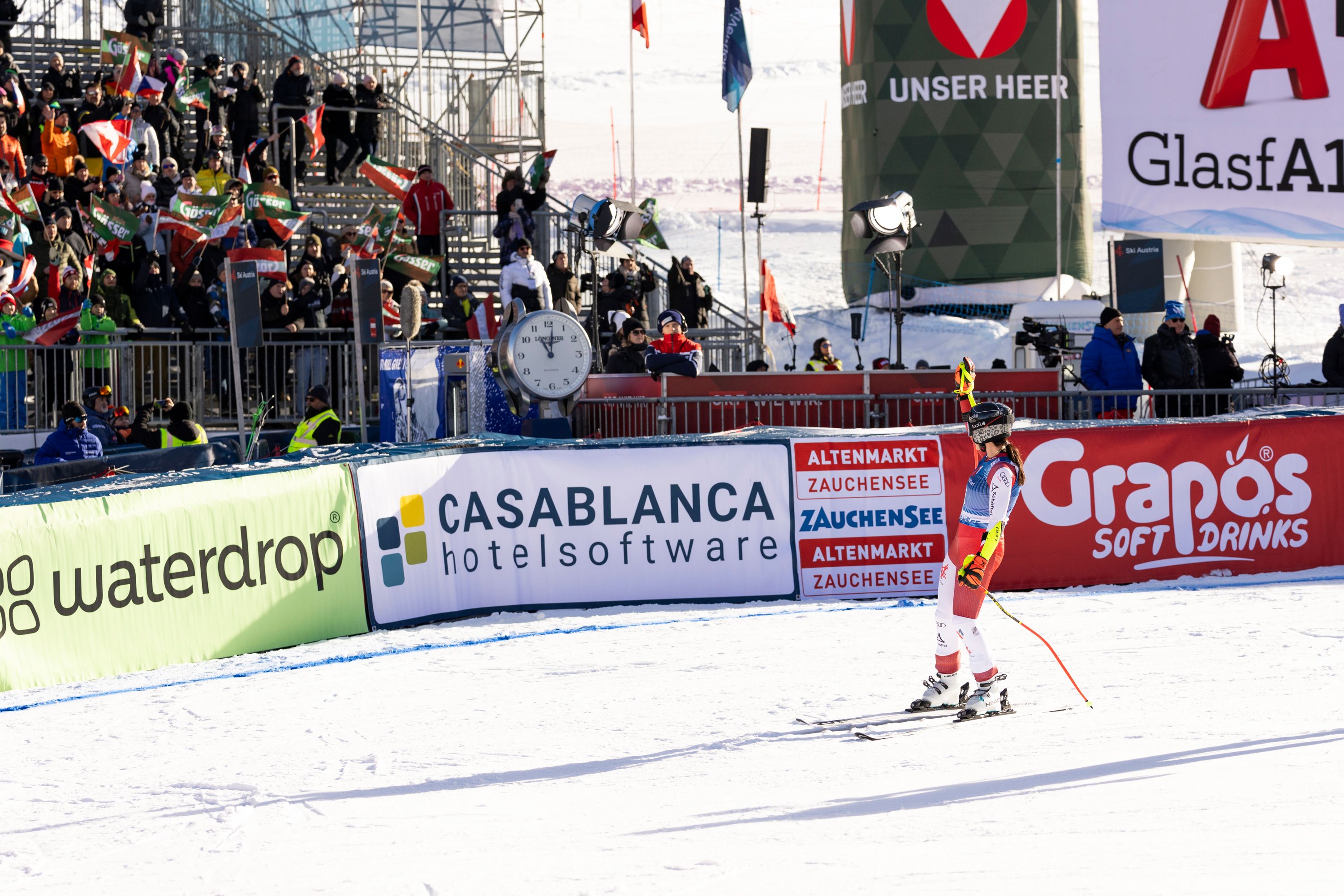 ÖSV-Stars jubeln vor wenigen Fans in Zauchensee. 