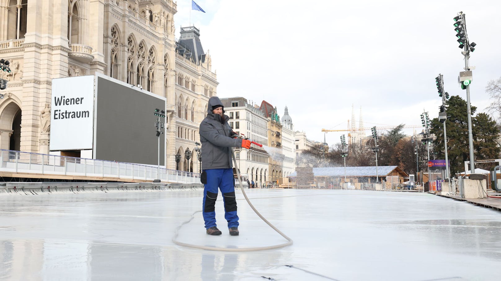 Aktuell werden die letzten Flächen mit Wasser besprüht, damit sich hier bis zur Eröffnung noch eine durchgehende Eisfläche bildet.