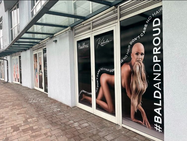 Janin B. bewirbt ihr Perücken-Geschäft ohne Kleidung und Haare. Dafür wurde sie nun angezeigt.