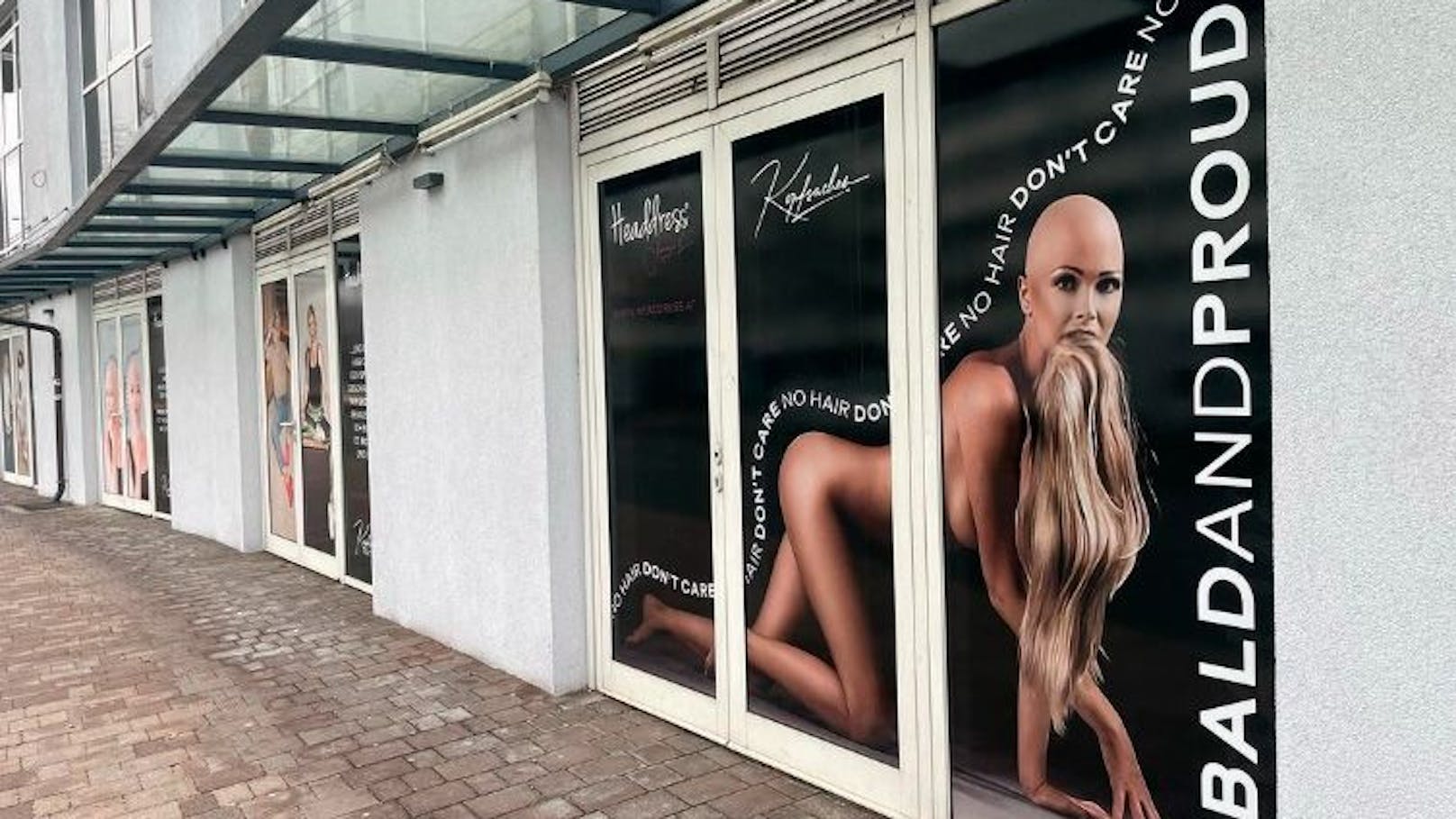 Ex-Model mit Glatze wegen Nackt-Plakat angezeigt
