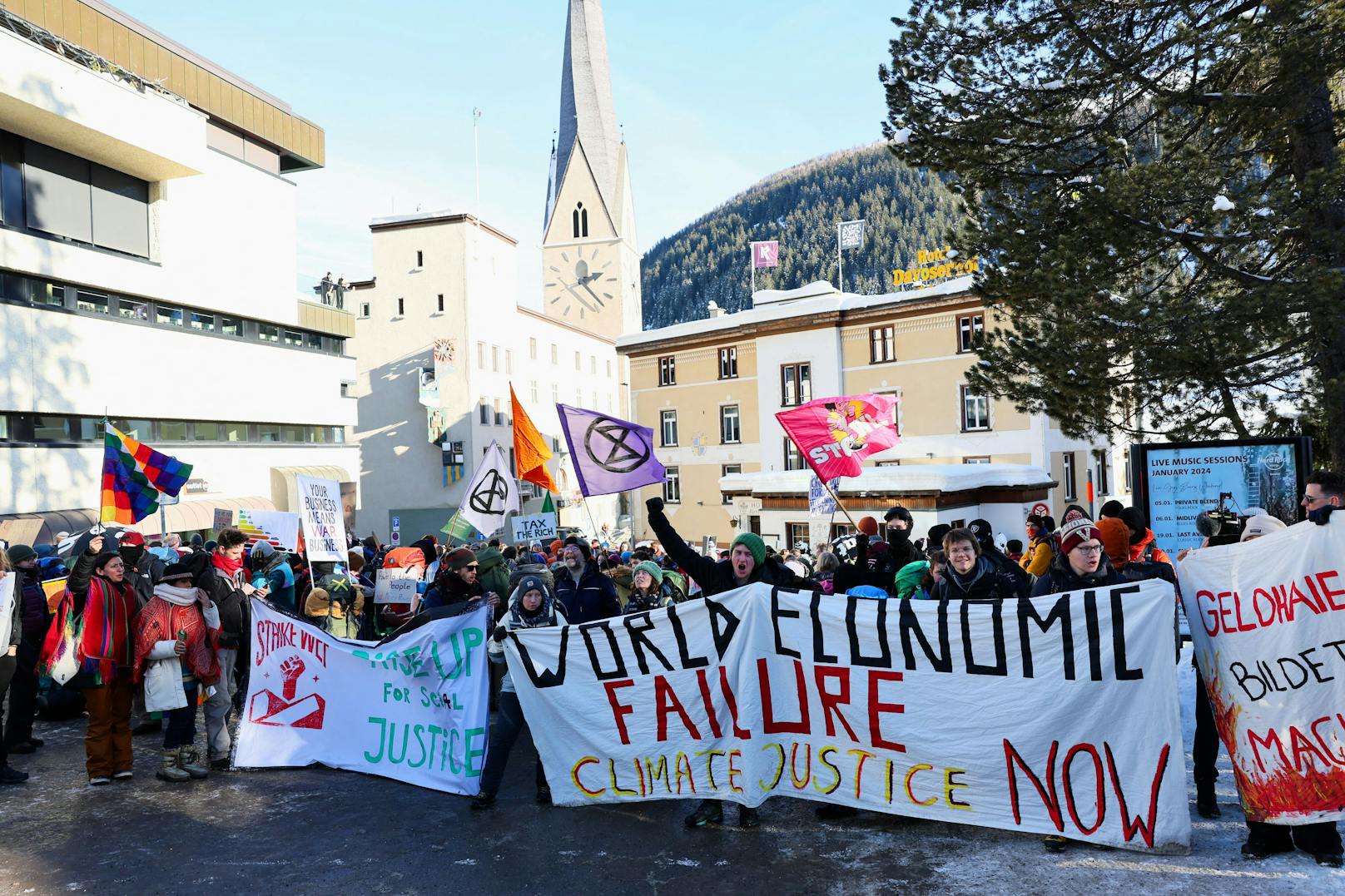 Klimaaktivisten und Demonstranten, die gegen das Weltwirtschaftsforum (WEF) demonstrieren, nehmen an einem Protest vor der Eröffnung des WEF-Jahrestreffens in Davos, teil.