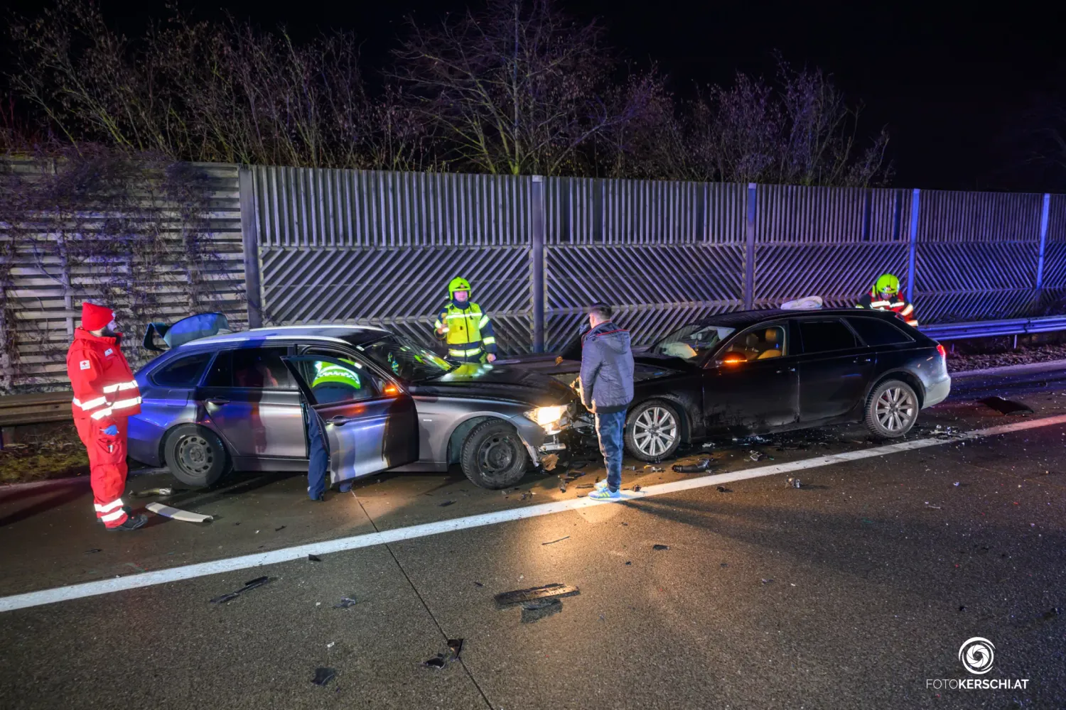 Bei dem Unfall wurden zwei Personen verletzt.