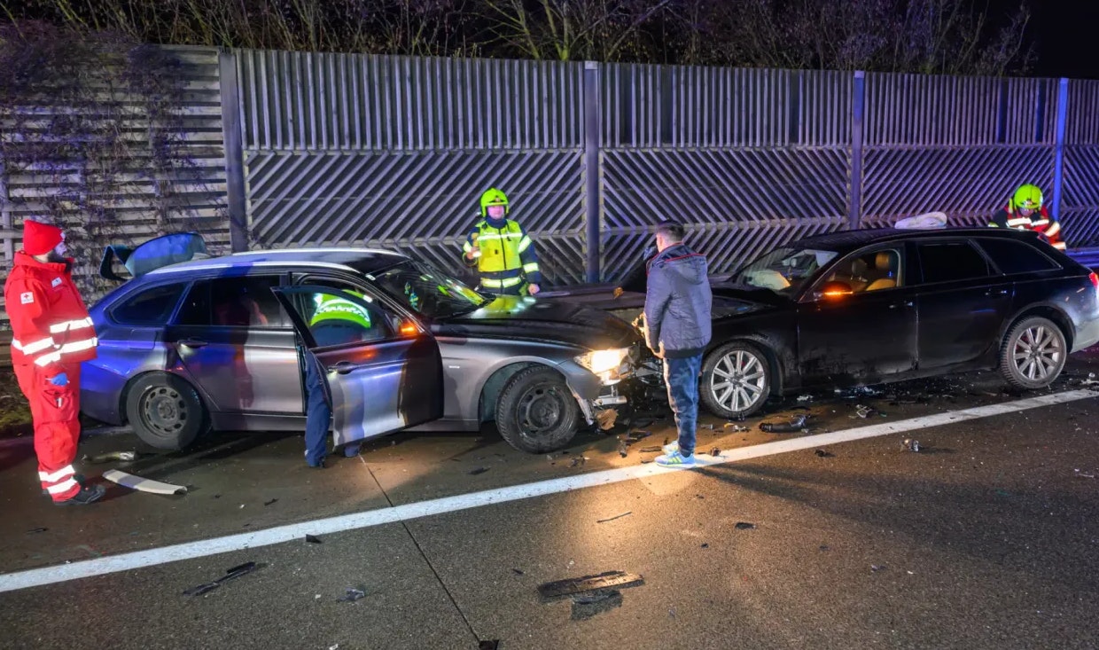 Bei dem Unfall wurden zwei Personen verletzt.