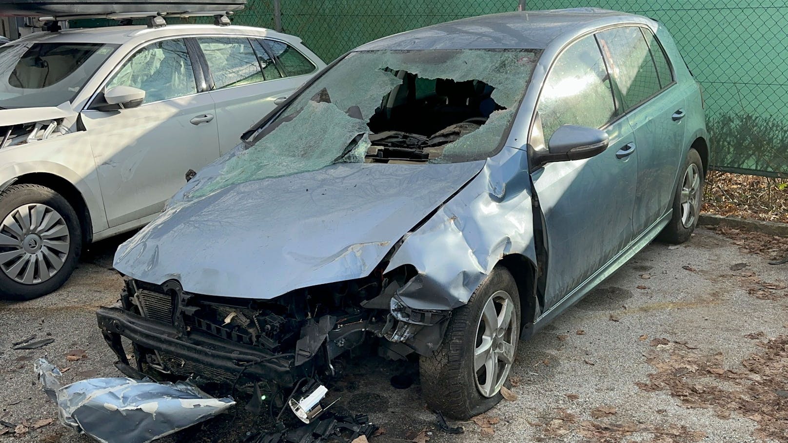 Das schwer beschädigte Fahrzeug wurde im Auftrag der Staatsanwaltschaft Innsbruck vorerst sichergestellt.