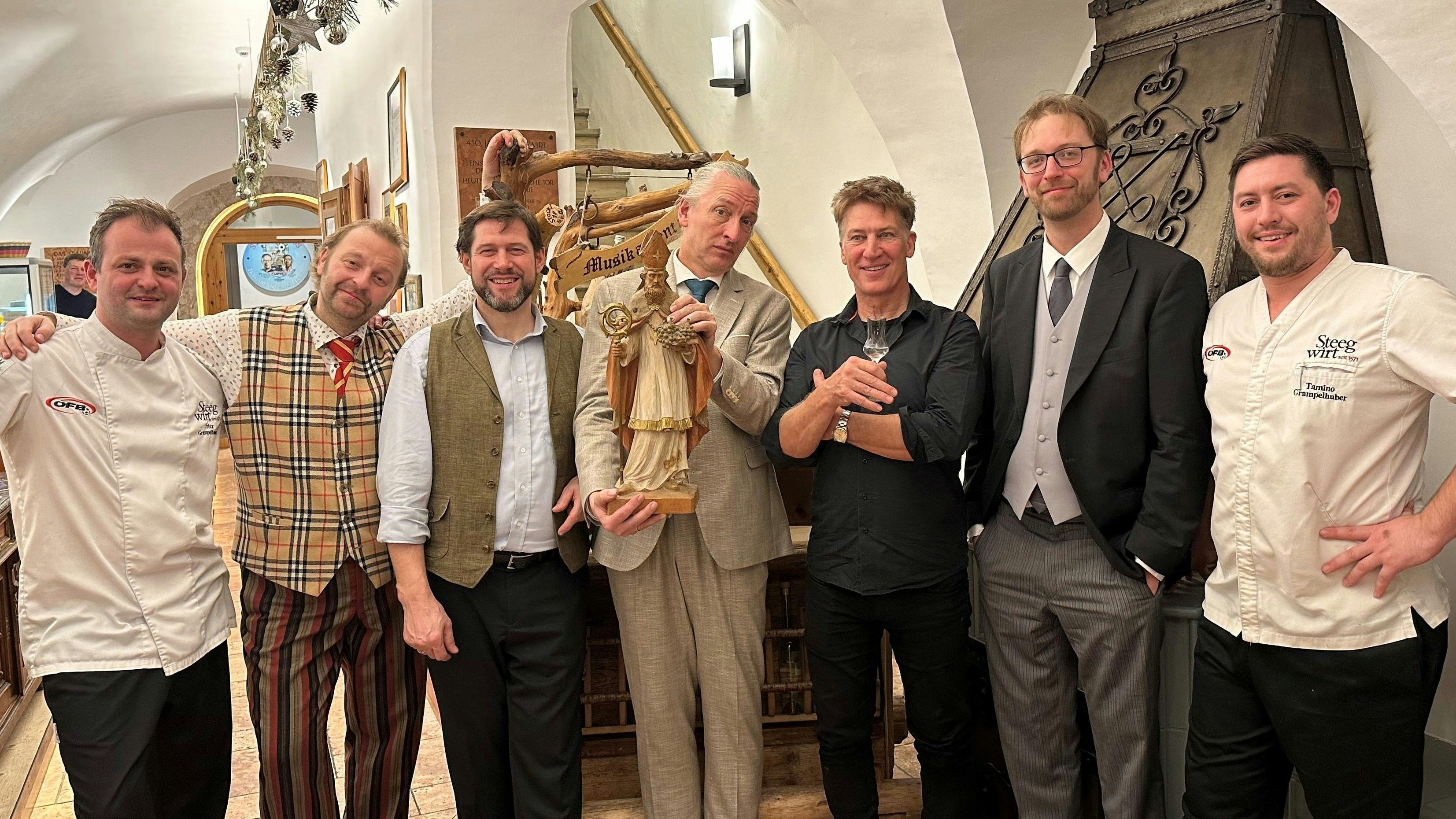 Schauspieler Tobias Moretti mit der Formation "Schlagertherapie" alias Thomas Gansch, Leonhard Paul, Michael Hornek und Sebastian Fuchsberger beim Steegwirt in Bad Goisern. Nationalkoch Fritz Grampelhuber junior. sorgte für den kulinarischen Lohn.