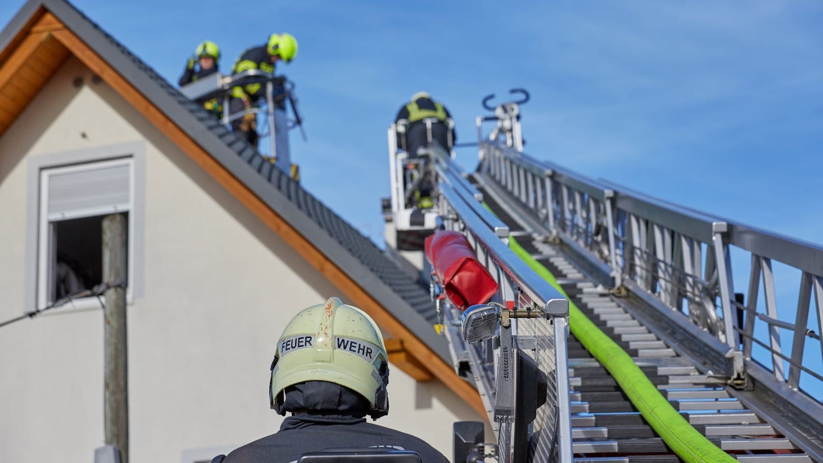 Die Drehleiter aus Bad Vöslau musste sich in Kottingbrunn in Stellung bringen.