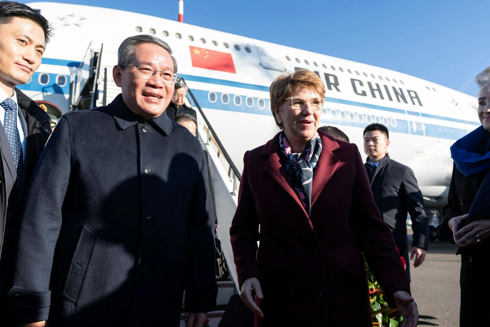 Viola Amherd, Bundespräsidentin der Schweiz, empfängt Cinas Premierminister Li Qiang.