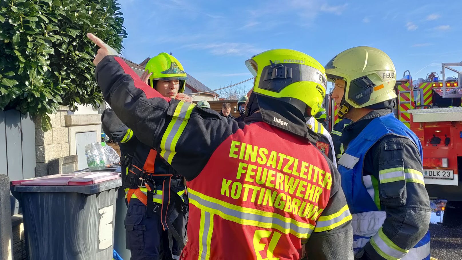 Auch Personen wurden aus dem Haus gebracht.