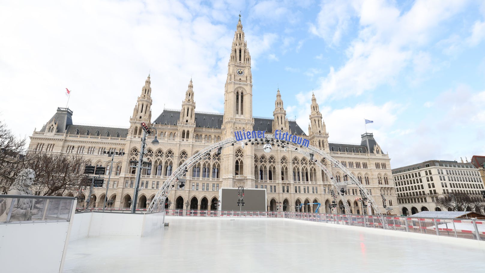 Die Eiskulisse vor dem Rathaus nimmt bereits Form an, …