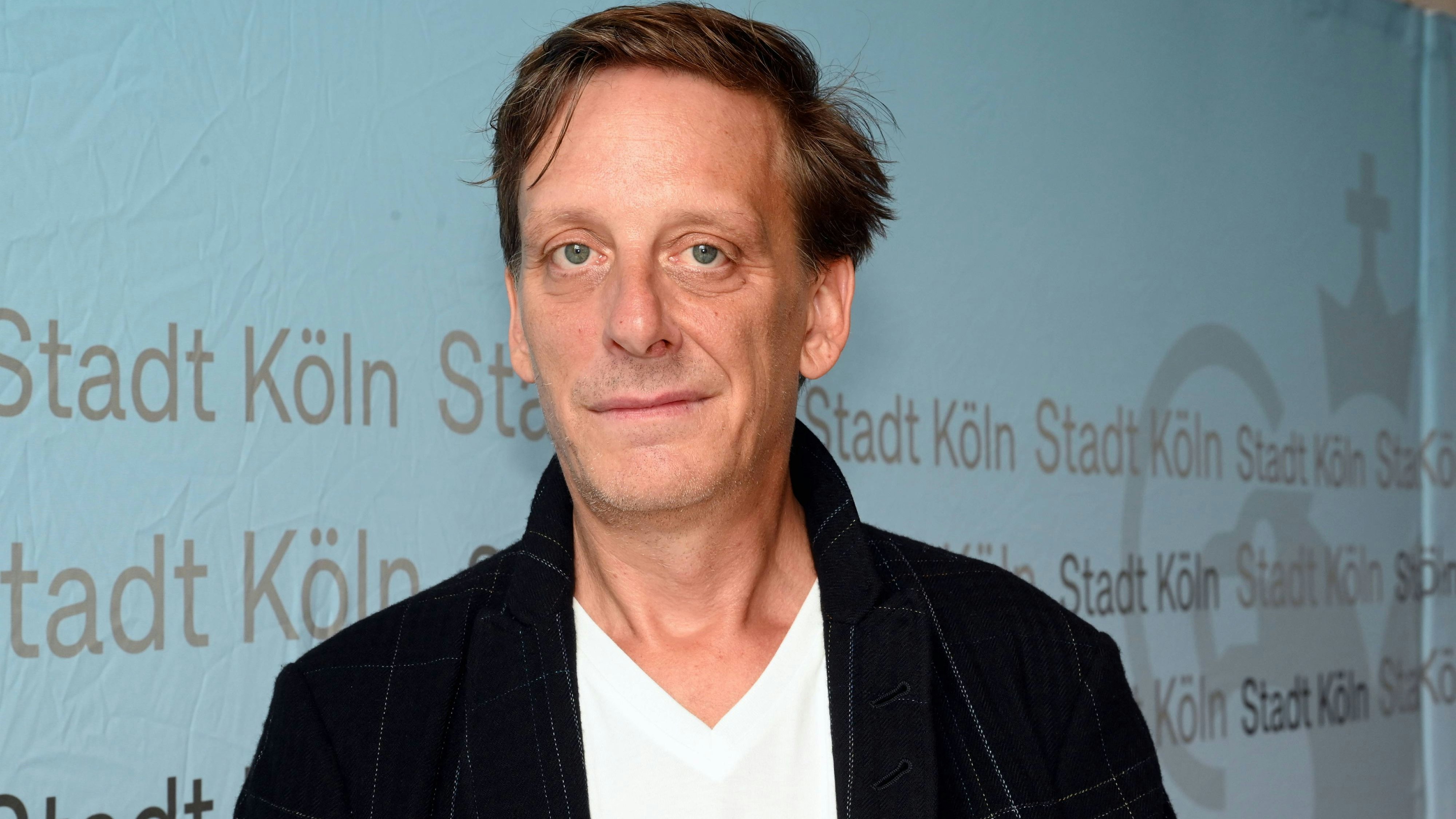 Intendant Kay Voges posiert bei seiner Vorstellung als neuer Intendant ab Spielzeit 2025/26 am Köln Schauspiel *** Artistic director Kay Voges poses at his presentation as the new artistic director from the 2025 26 season at Köln Schauspiel