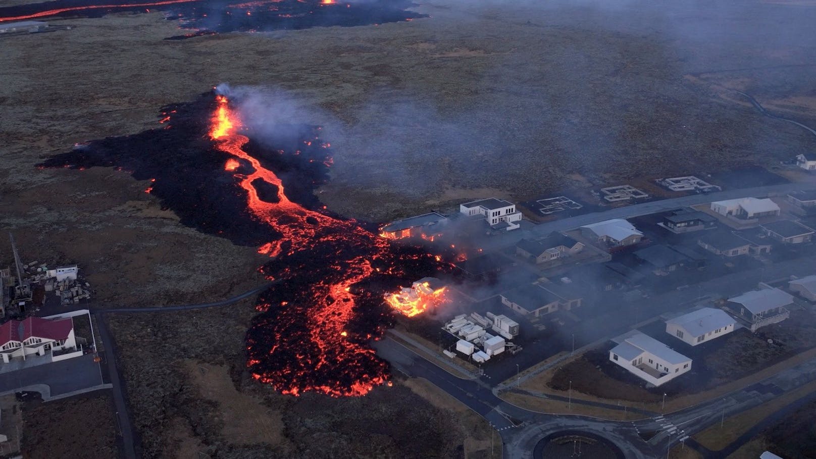 In Grindavík auf Island wurden nun erste Häuser Opfer des Vulkanausbruchs. Der Ort war bereits evakuiert, doch für manche Bewohner ist es ein schwerer Schlag.