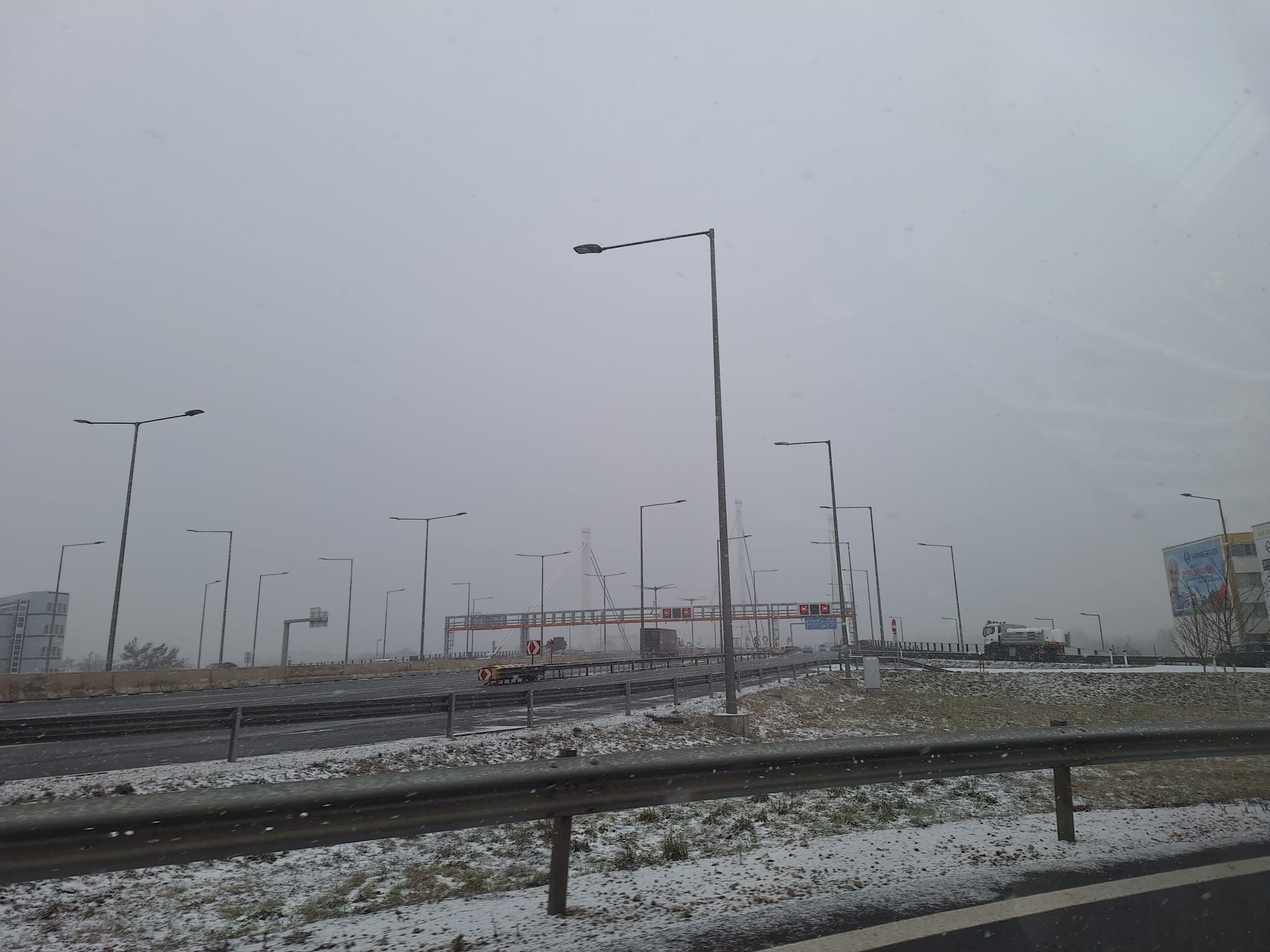 Auf den Straßen herrscht dichtes Schneetreiben, Autofahrer müssen gut aufpassen.
