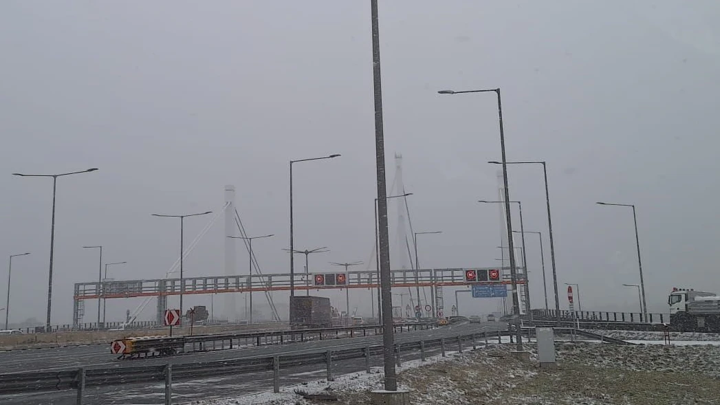 Auf den Straßen herrscht dichtes Schneetreiben, Autofahrer müssen gut aufpassen.