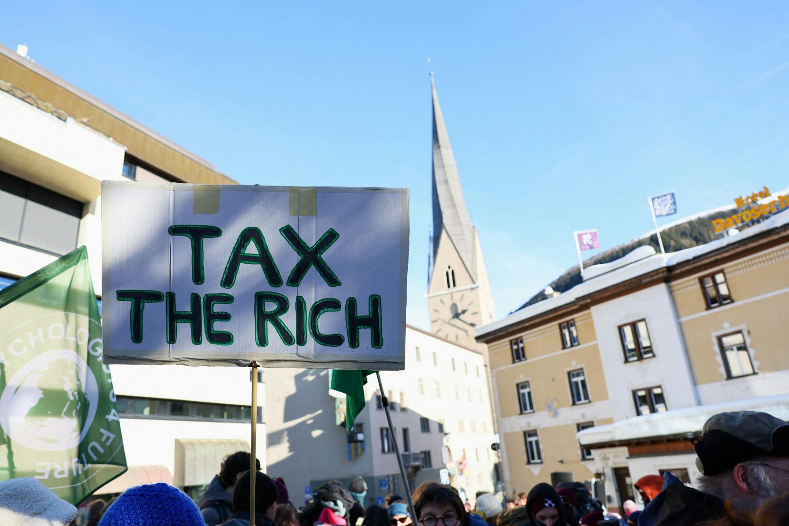 Klimaaktivisten und Demonstranten, die gegen das Weltwirtschaftsforum (WEF) demonstrieren, nehmen an einem Protest vor der Eröffnung des WEF-Jahrestreffens in Davos, teil.