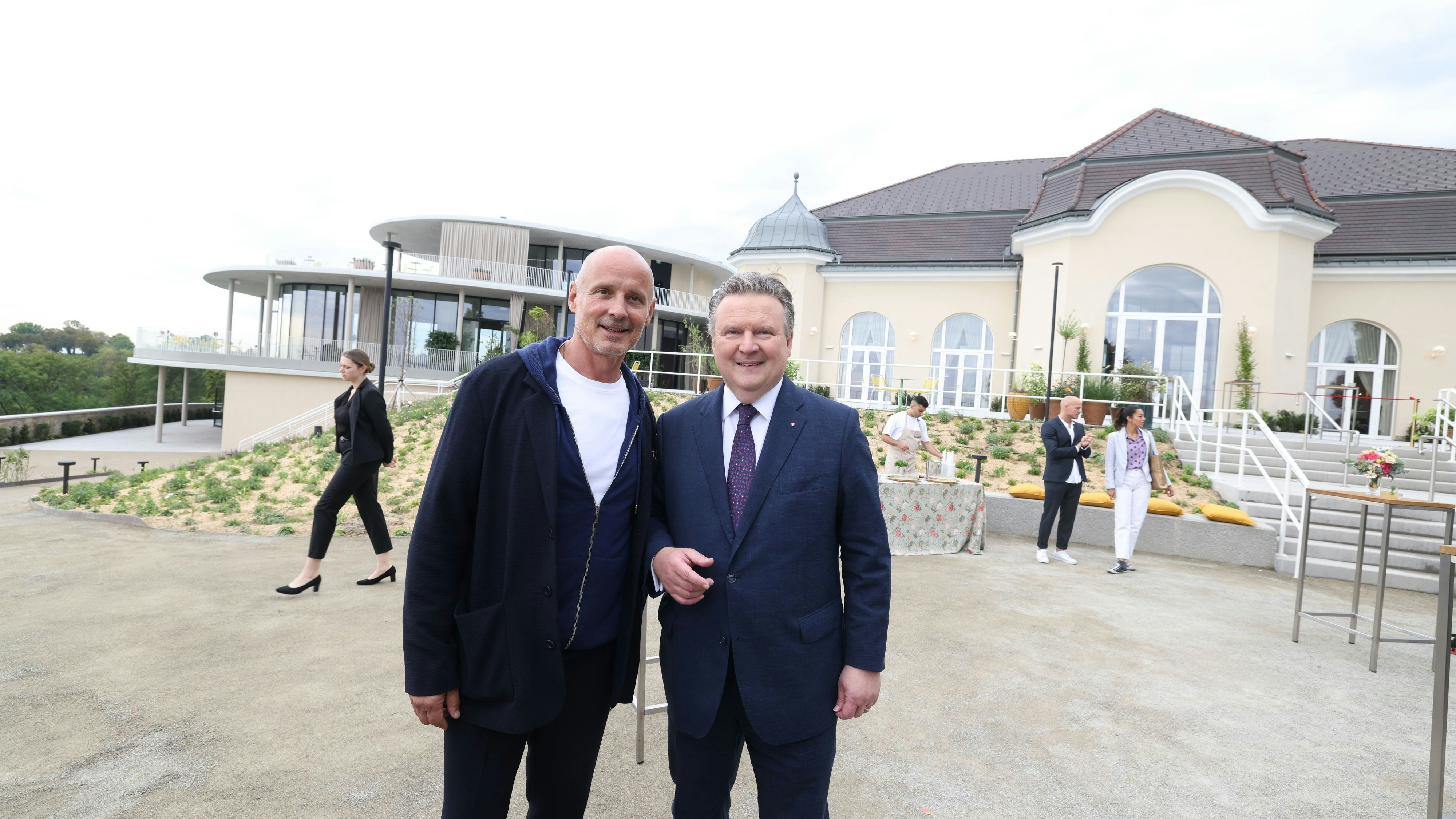 Im Herbst 2022 eröffnete Bernd Schlacher (l.) die "Weitsicht Cobenzl" mit Bürgermeister Michael Ludwog (r.).
